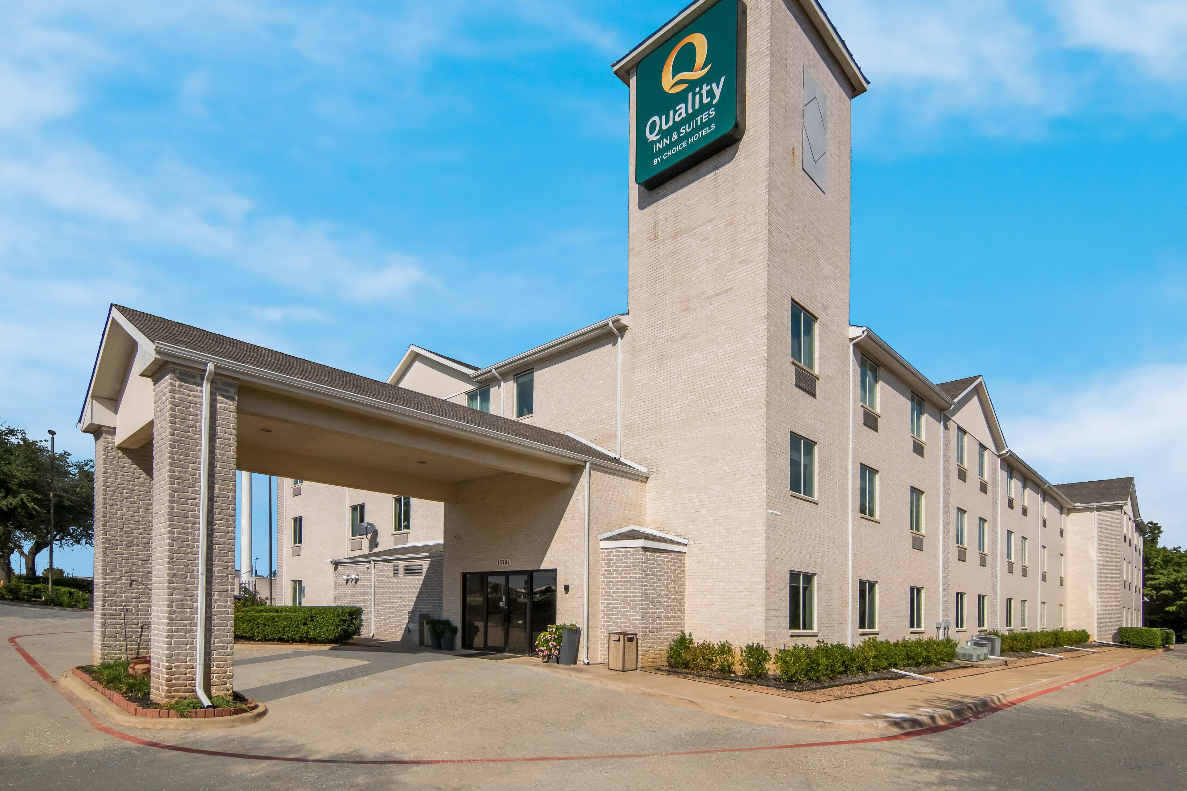 Quality Inn & Suites Roanoke - Fort Worth North - Image 1