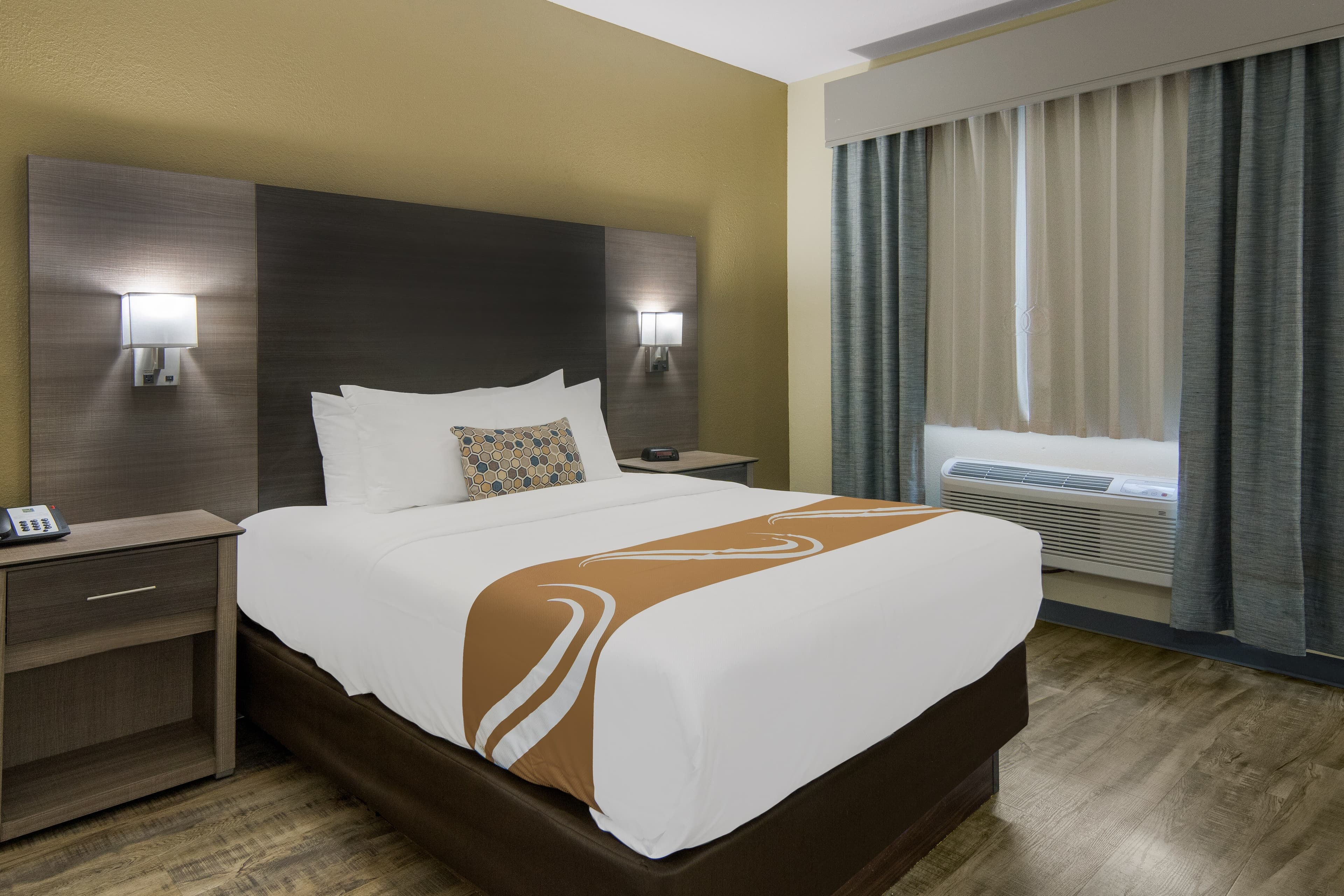 Quality Inn & Suites Roanoke - Fort Worth North - Image 2