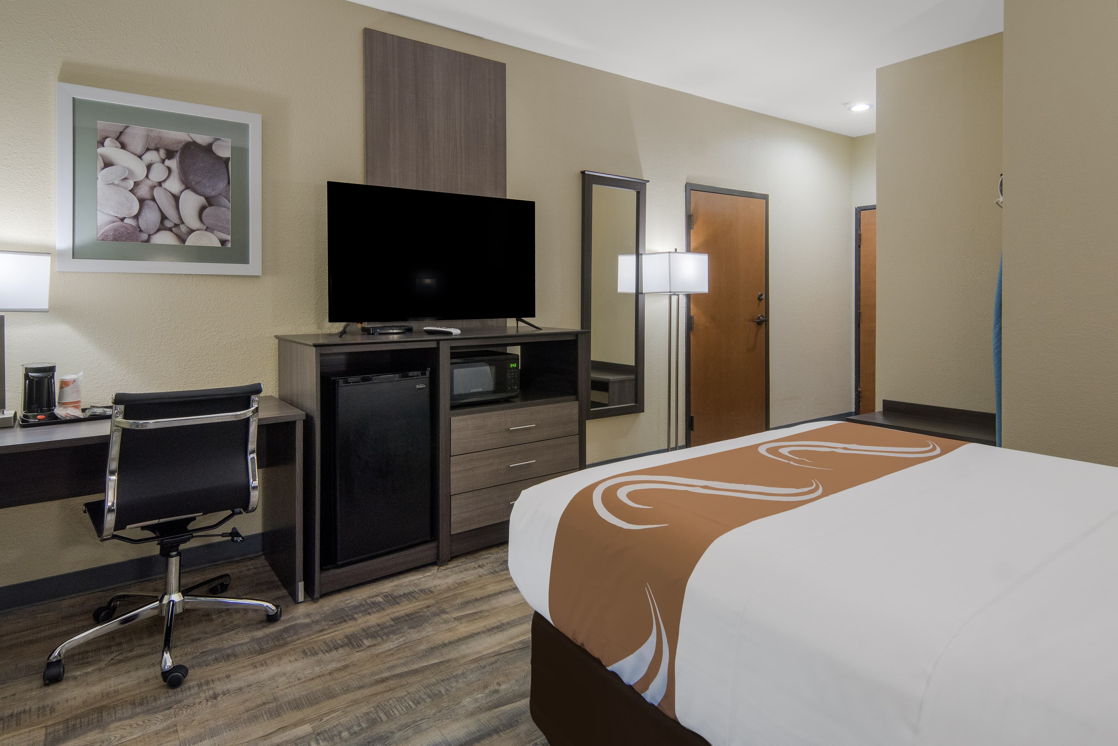 Quality Inn & Suites Roanoke - Fort Worth North - Image 3