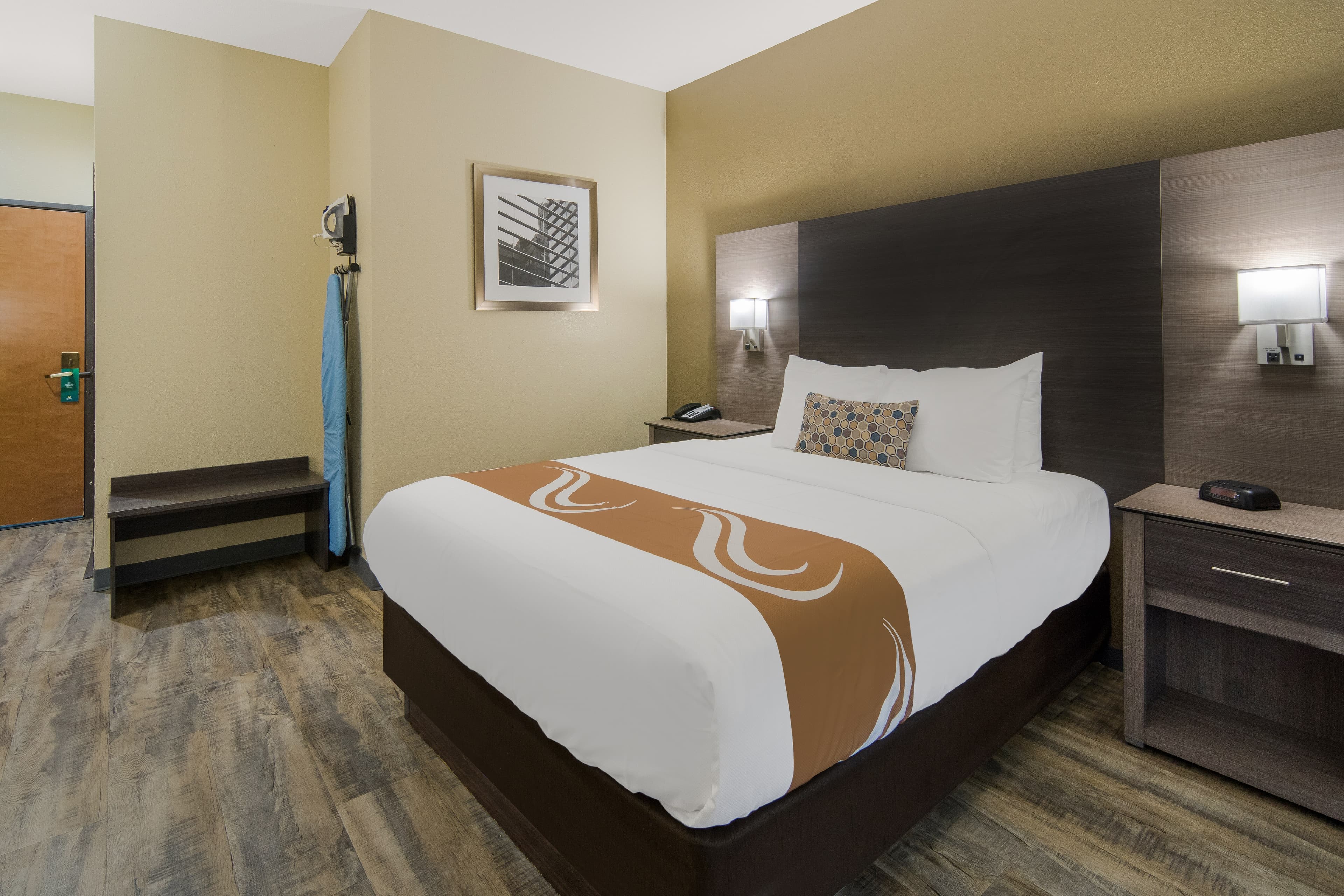 Quality Inn & Suites Roanoke - Fort Worth North - Image 4