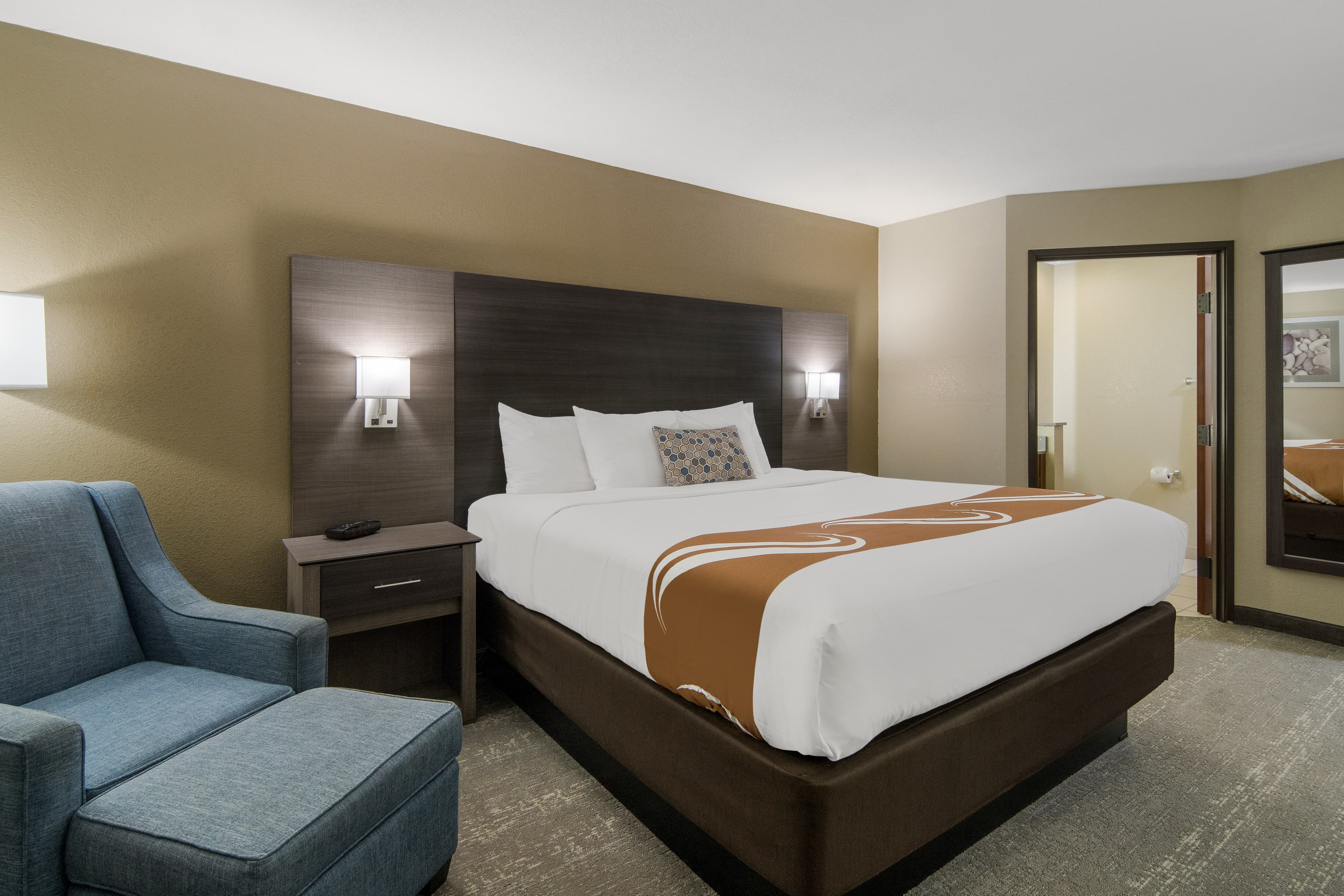 Quality Inn & Suites Roanoke - Fort Worth North — 8