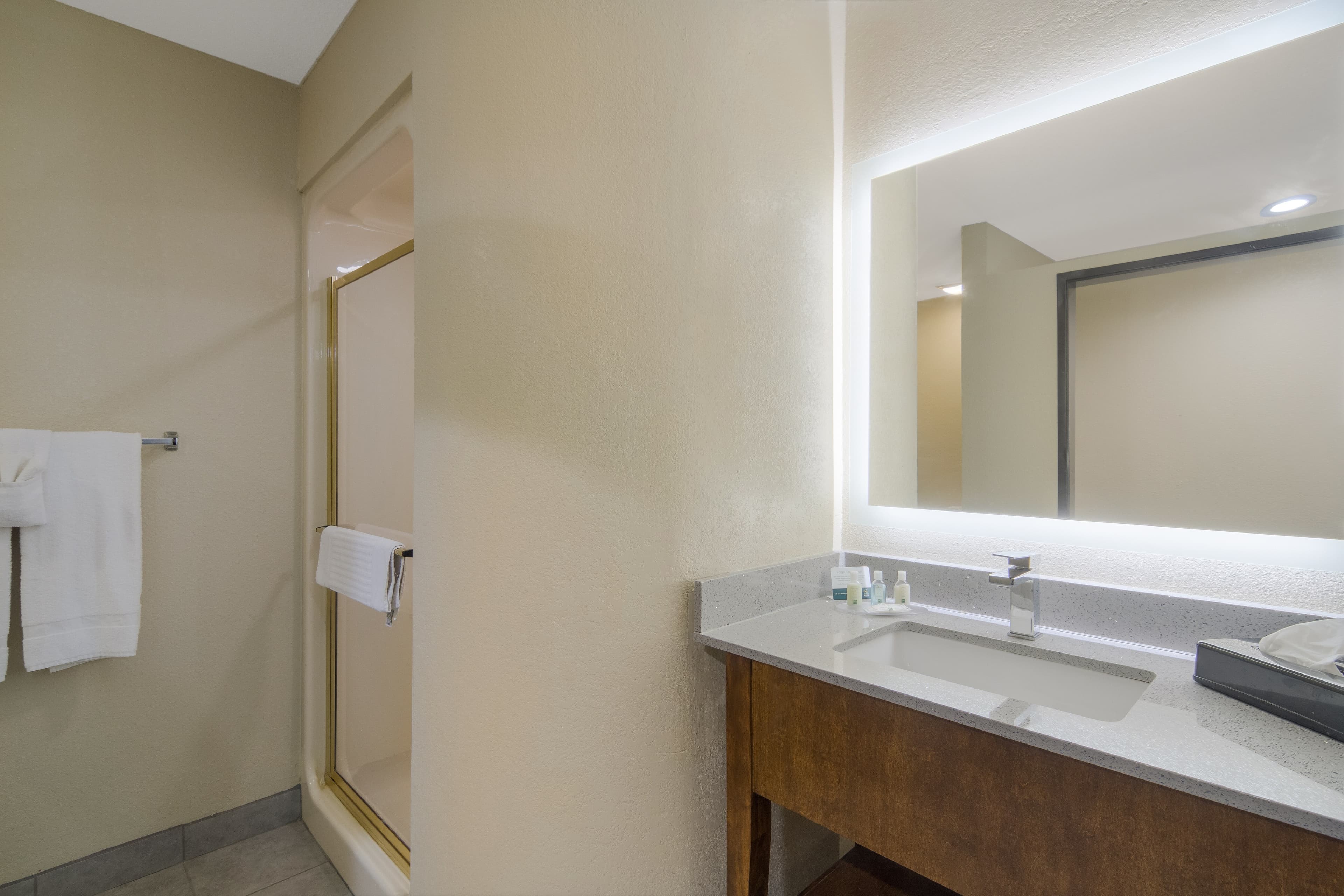 Quality Inn & Suites Roanoke - Fort Worth North — 10