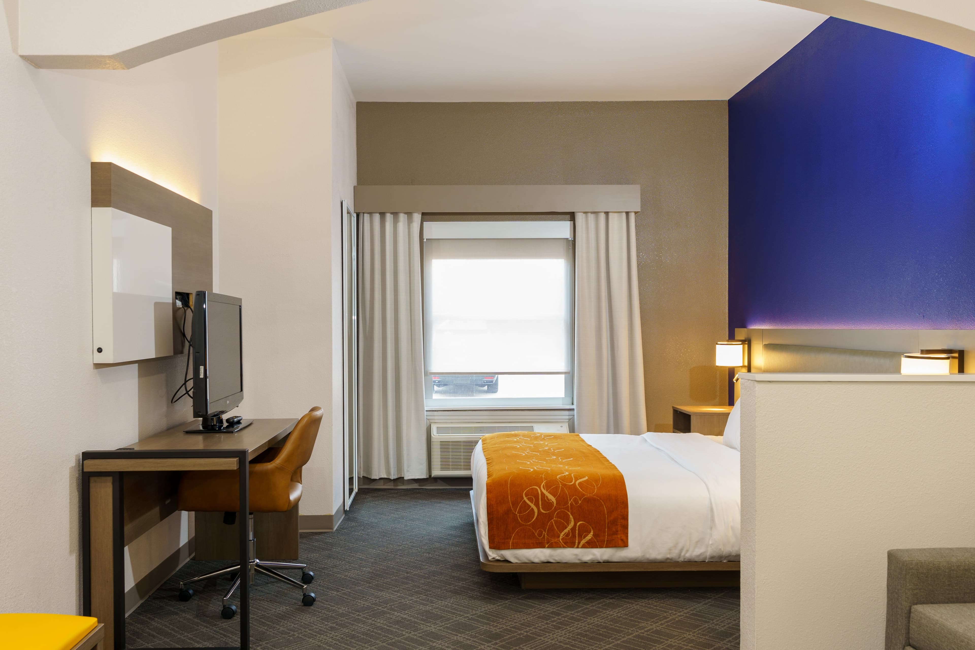 Comfort Suites University Drive - Image 5