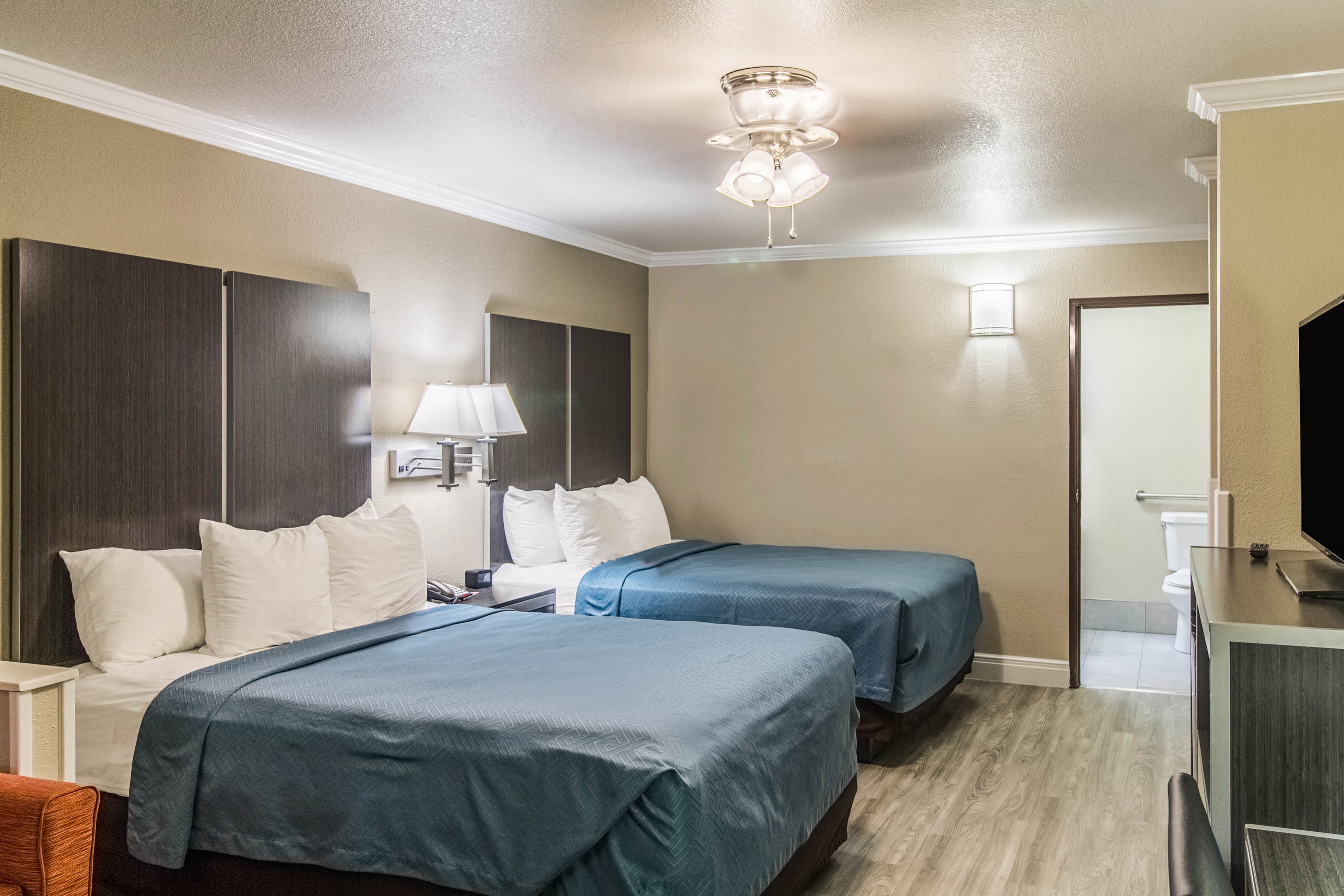 Econo Lodge Inn & Suites Corpus Christi - Image 3
