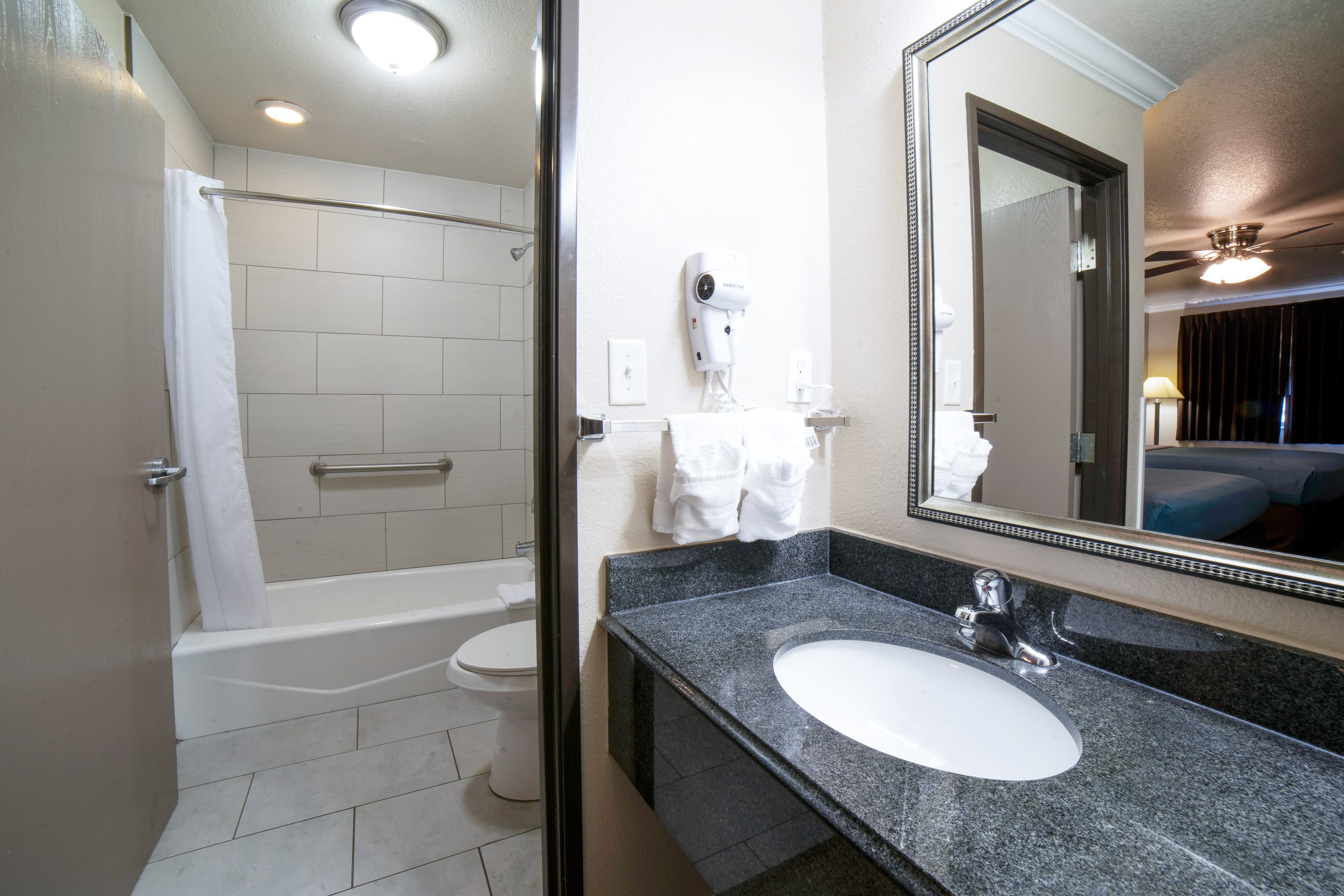 Econo Lodge Inn & Suites Corpus Christi — 6