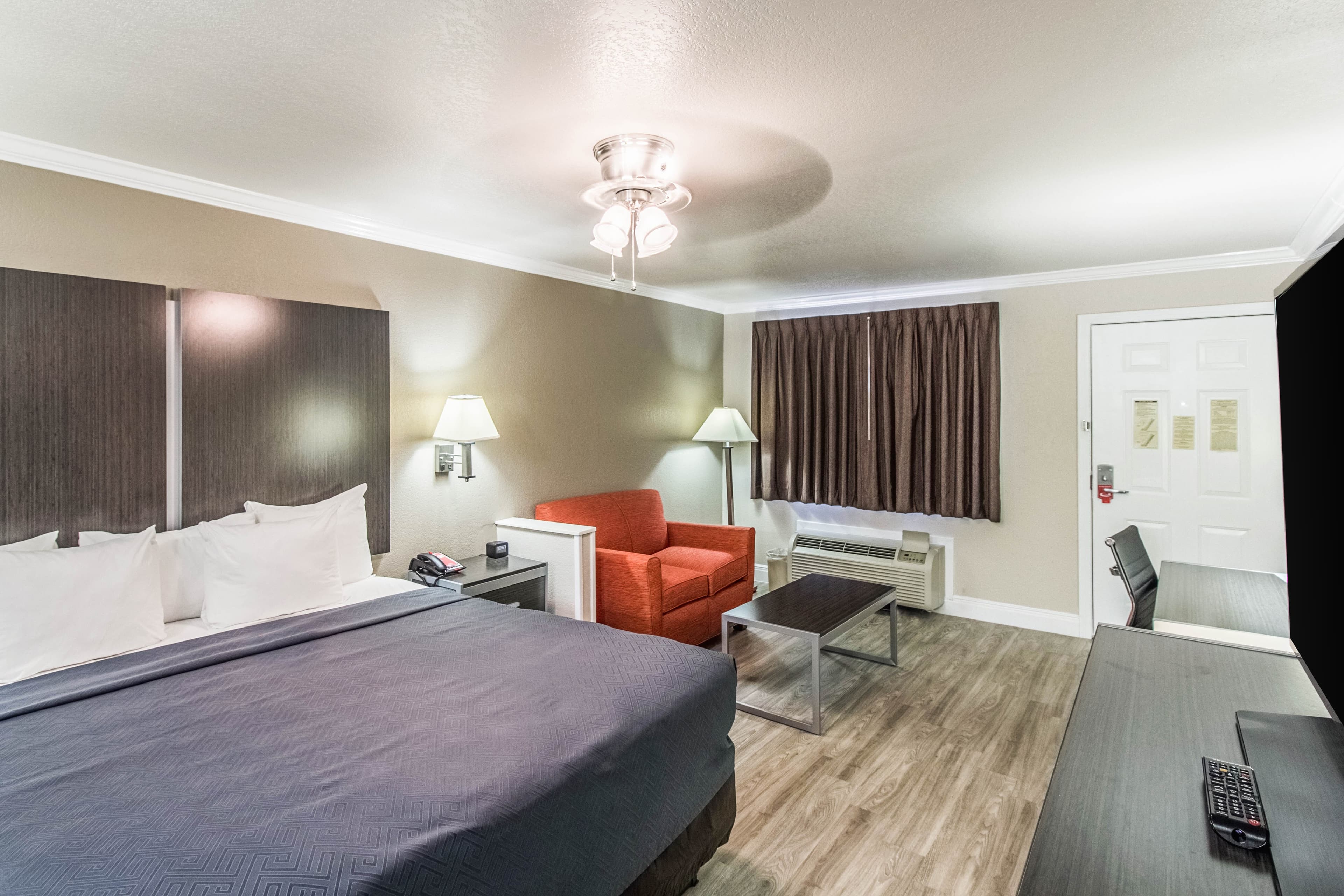 Econo Lodge Inn & Suites Corpus Christi - Image 1
