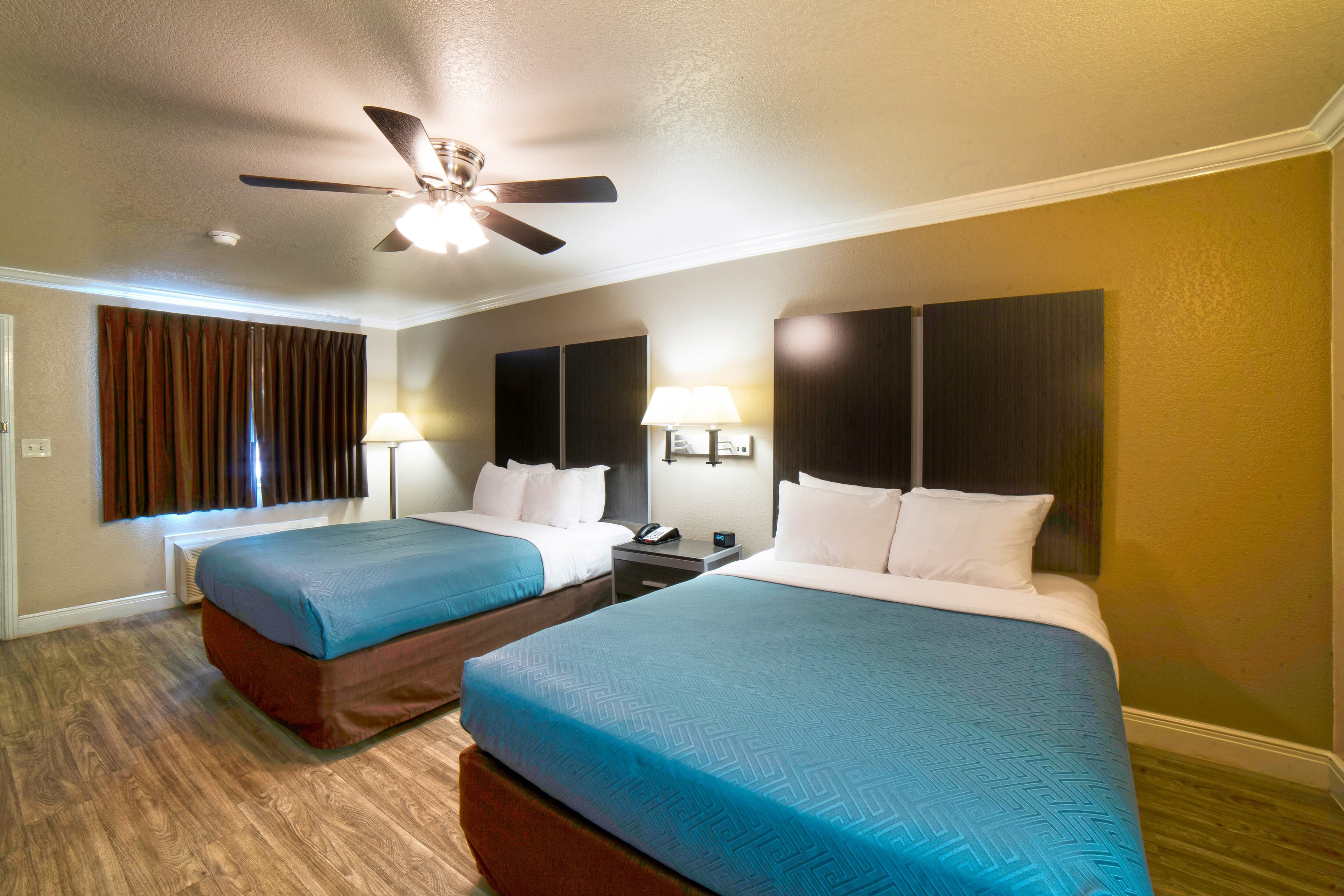 Econo Lodge Inn & Suites Corpus Christi - Image 4