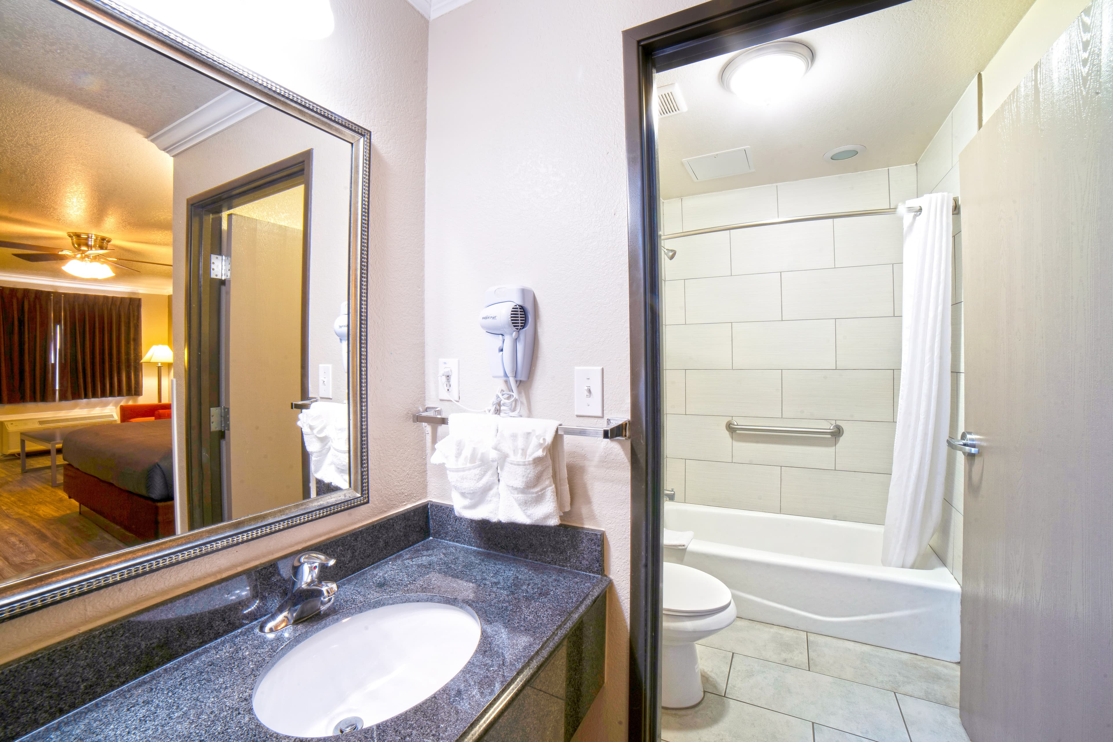 Econo Lodge Inn & Suites Corpus Christi — 18
