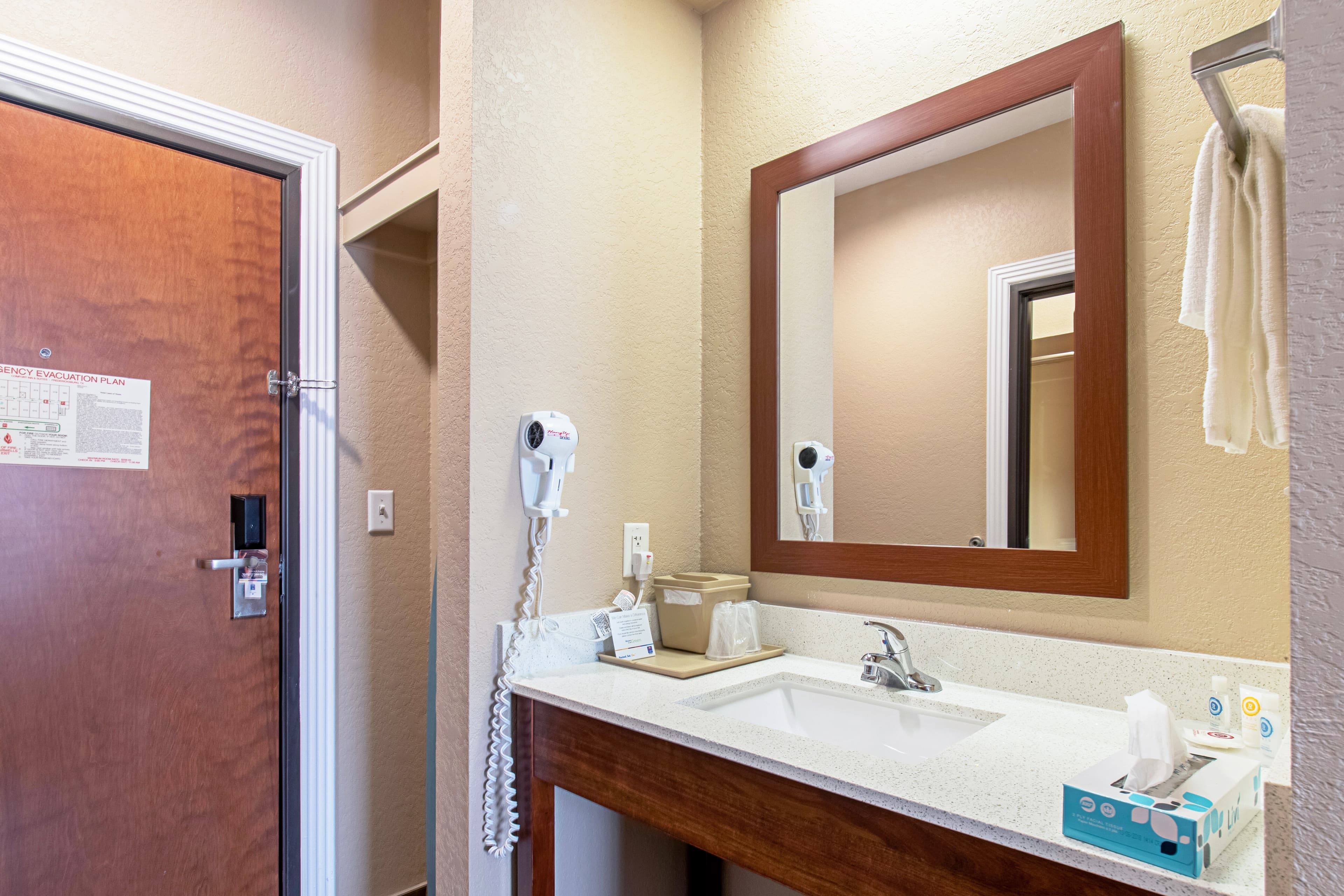 Comfort Inn & Suites Fredericksburg - Image 4