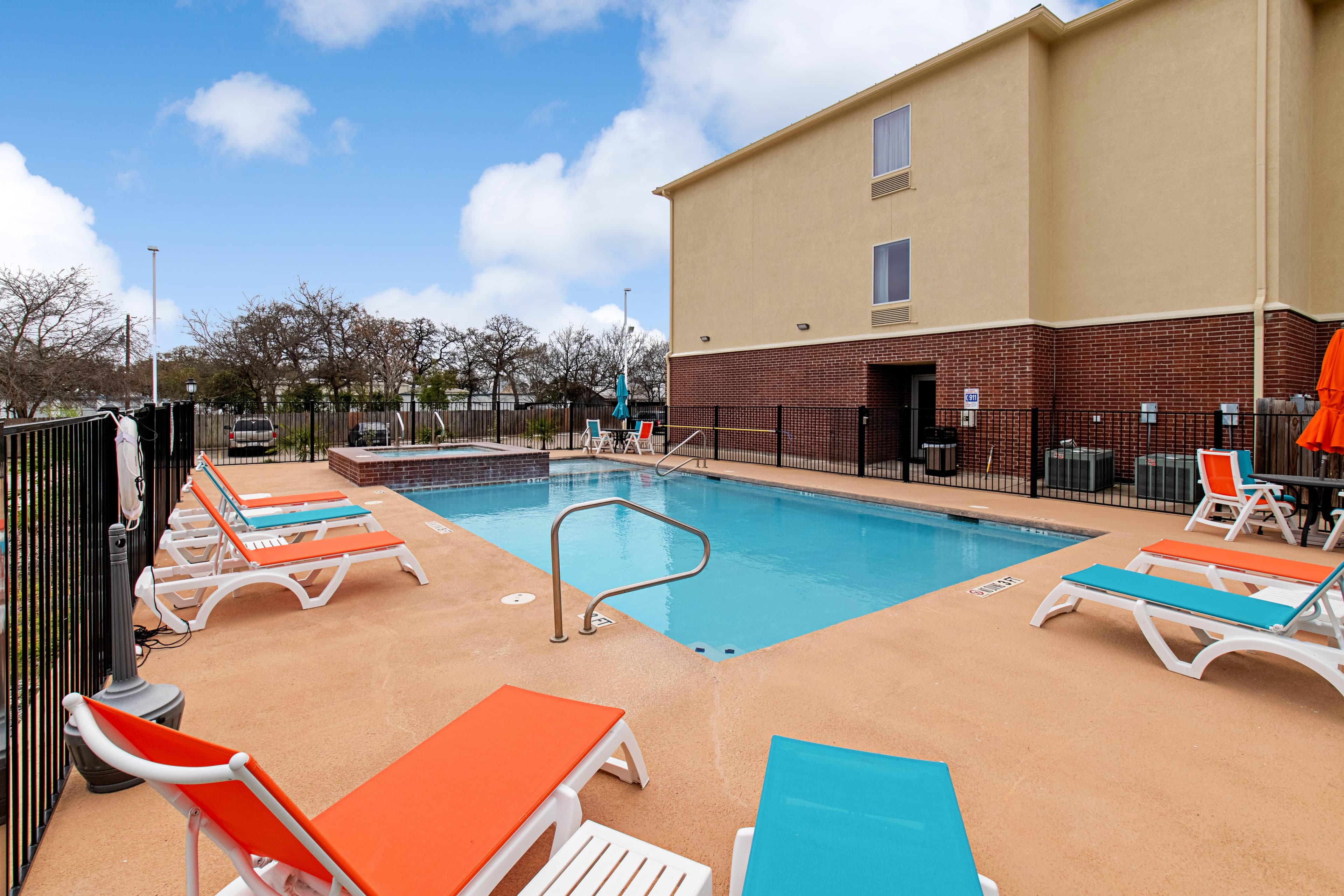 Comfort Inn & Suites Fredericksburg - Image 1