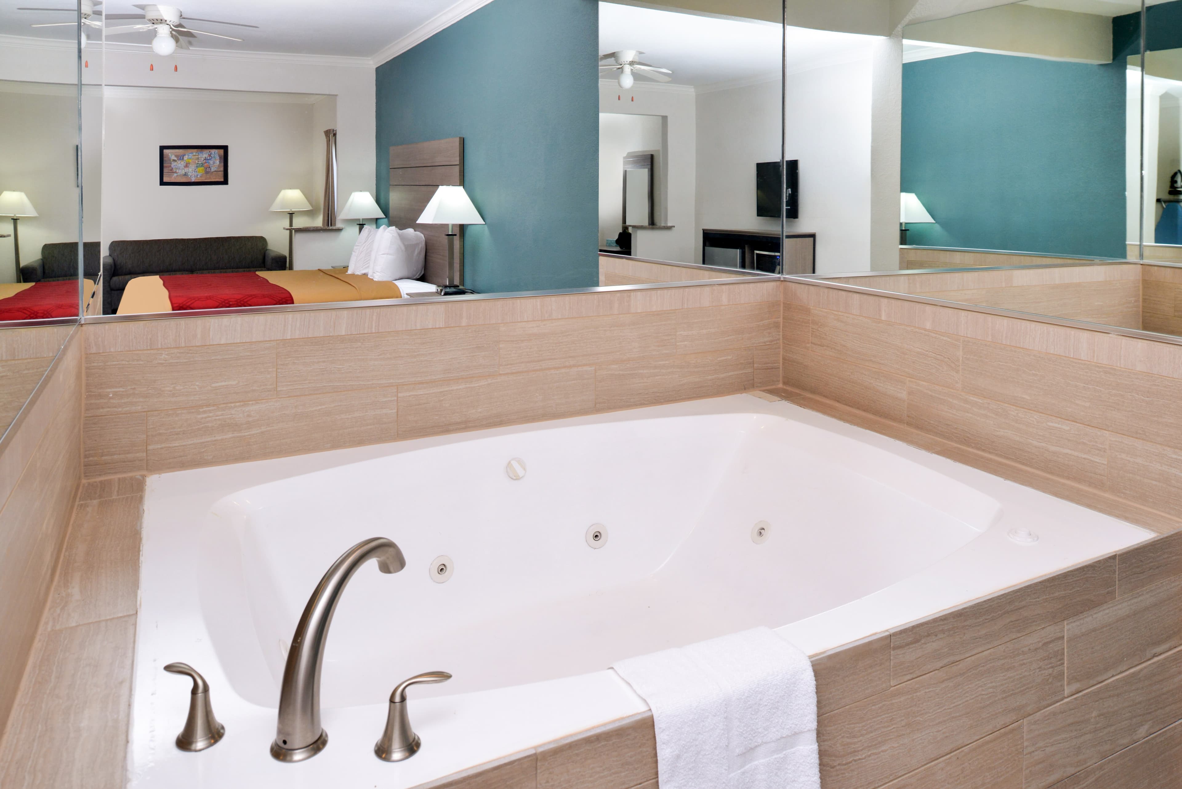 Econo Lodge Inn & Suites Port Arthur near Sabine Pass - Image 4