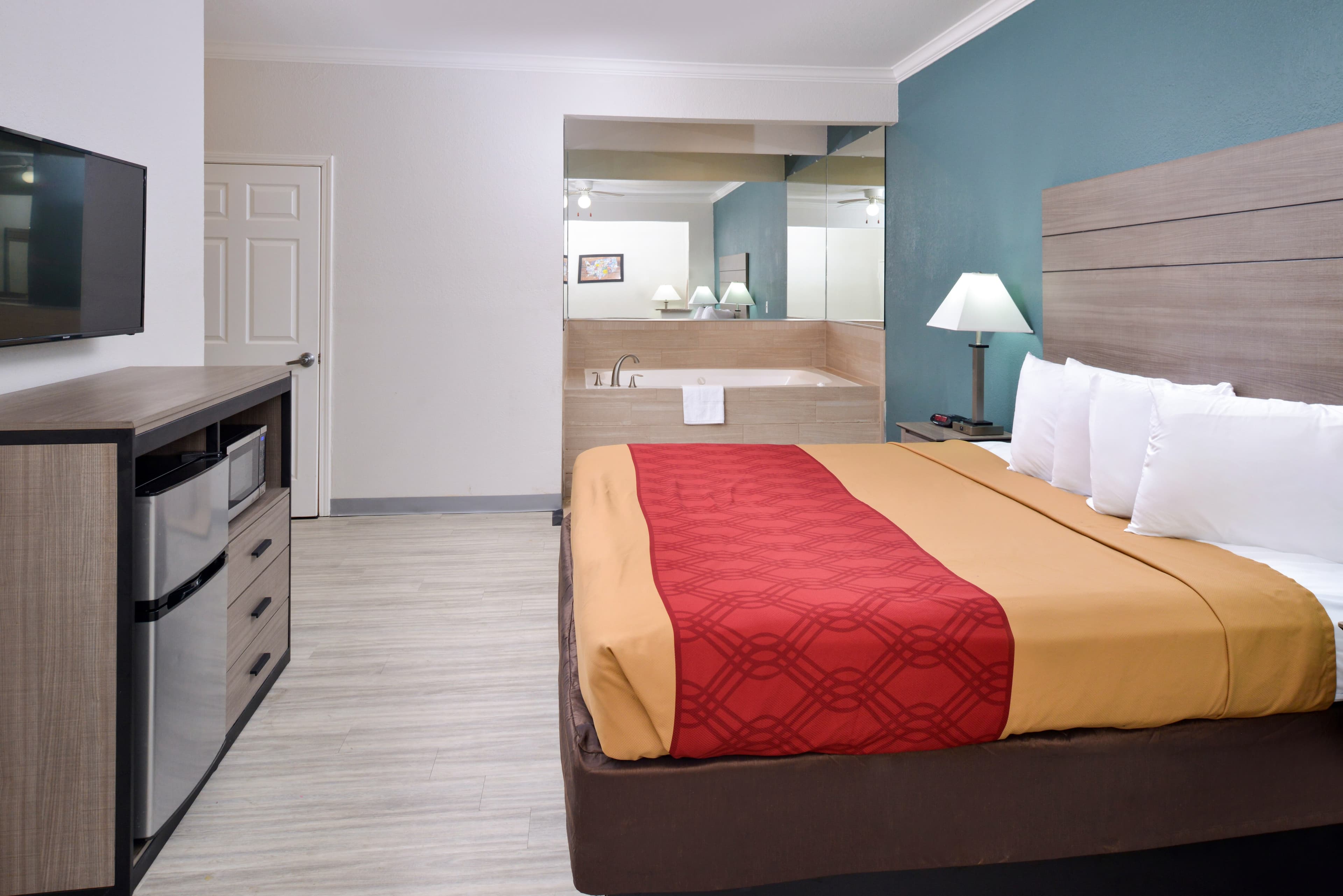 Econo Lodge Inn & Suites Port Arthur near Sabine Pass - Image 5
