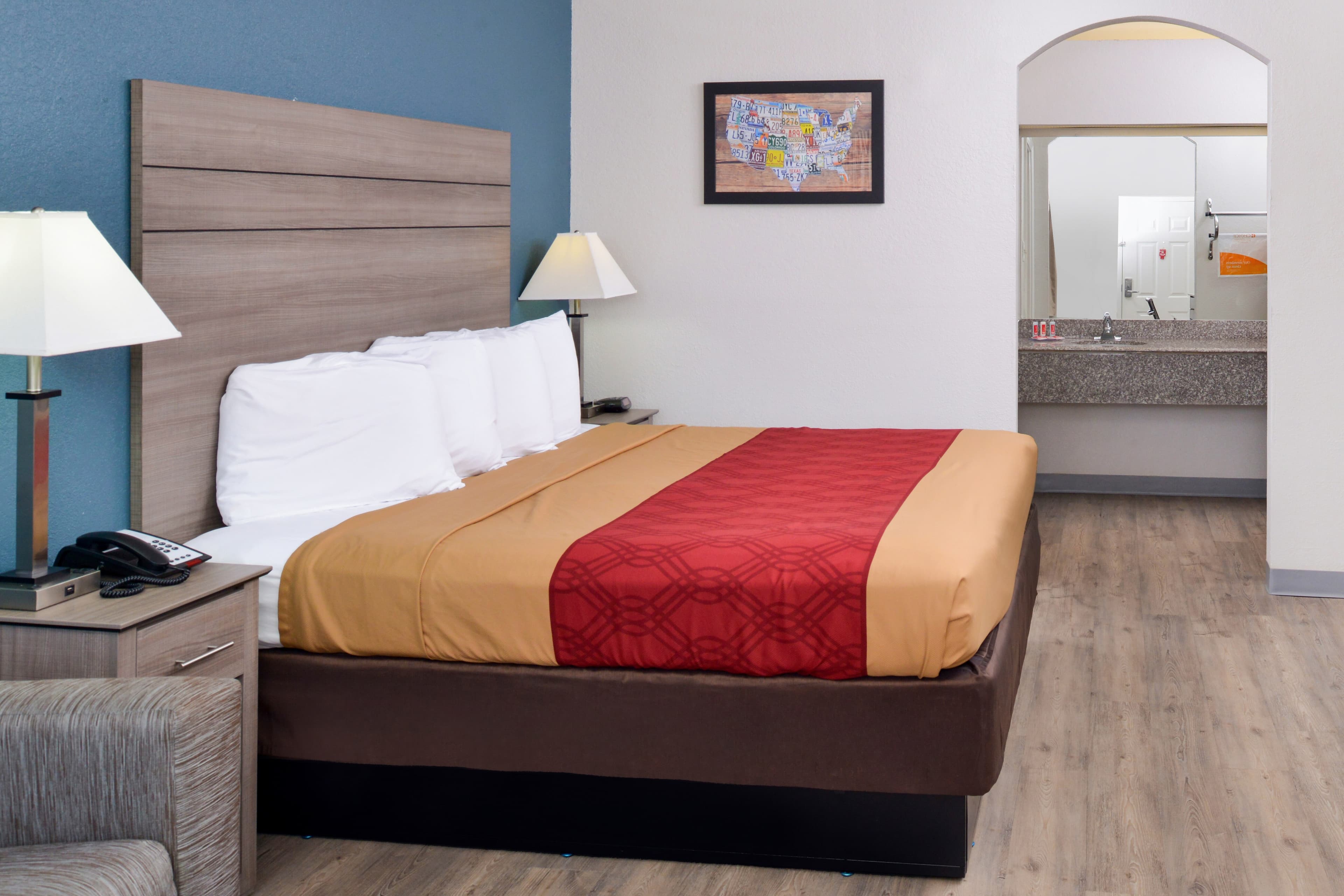 Econo Lodge Inn & Suites Port Arthur near Sabine Pass - Image 2