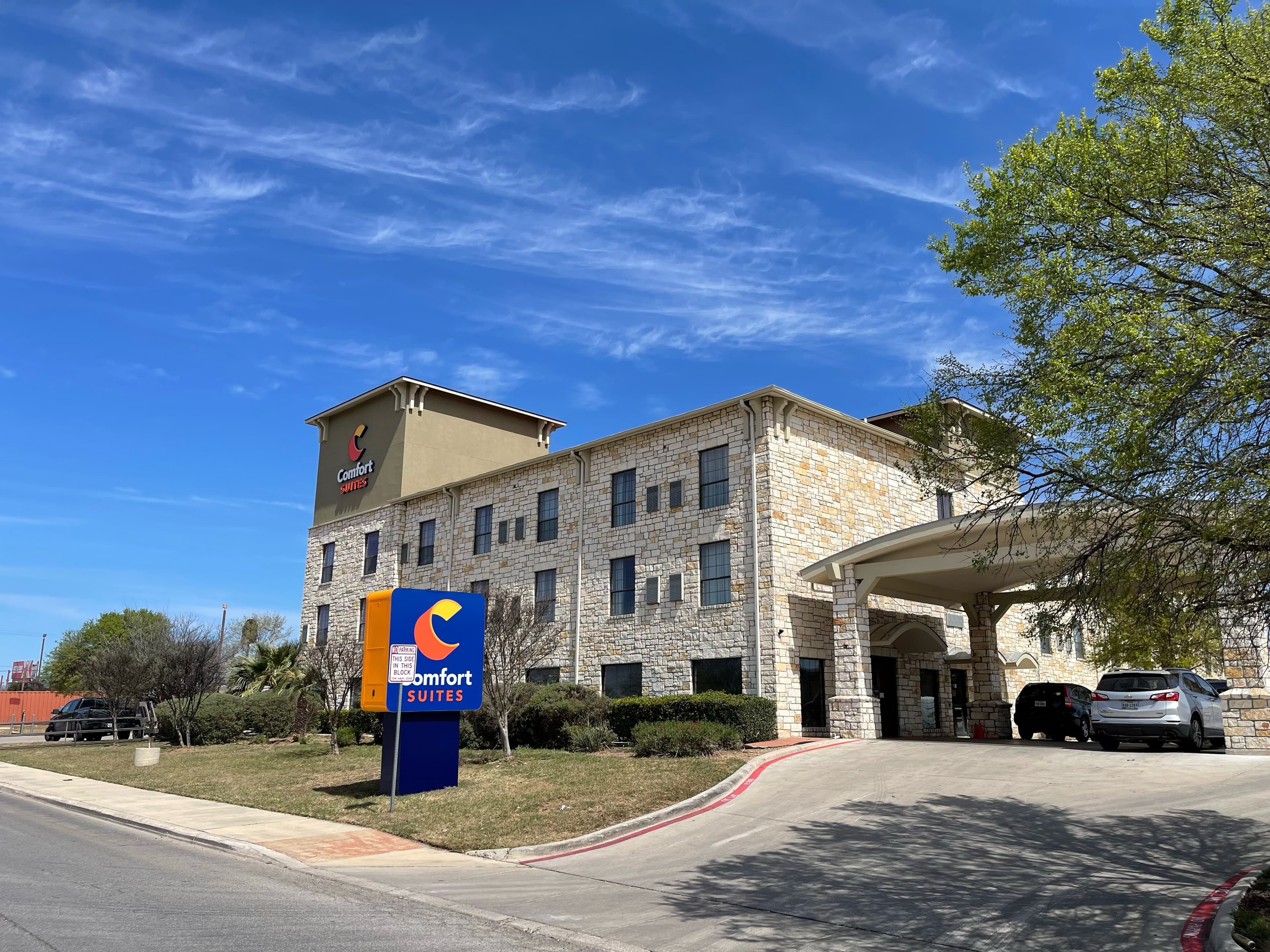 Comfort Suites San Antonio Near Seaworld - Image 1