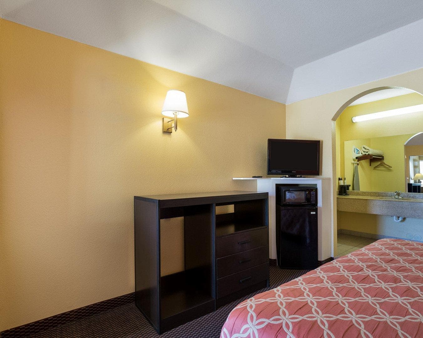 Rodeway Inn & Suites Humble IAH - Image 3