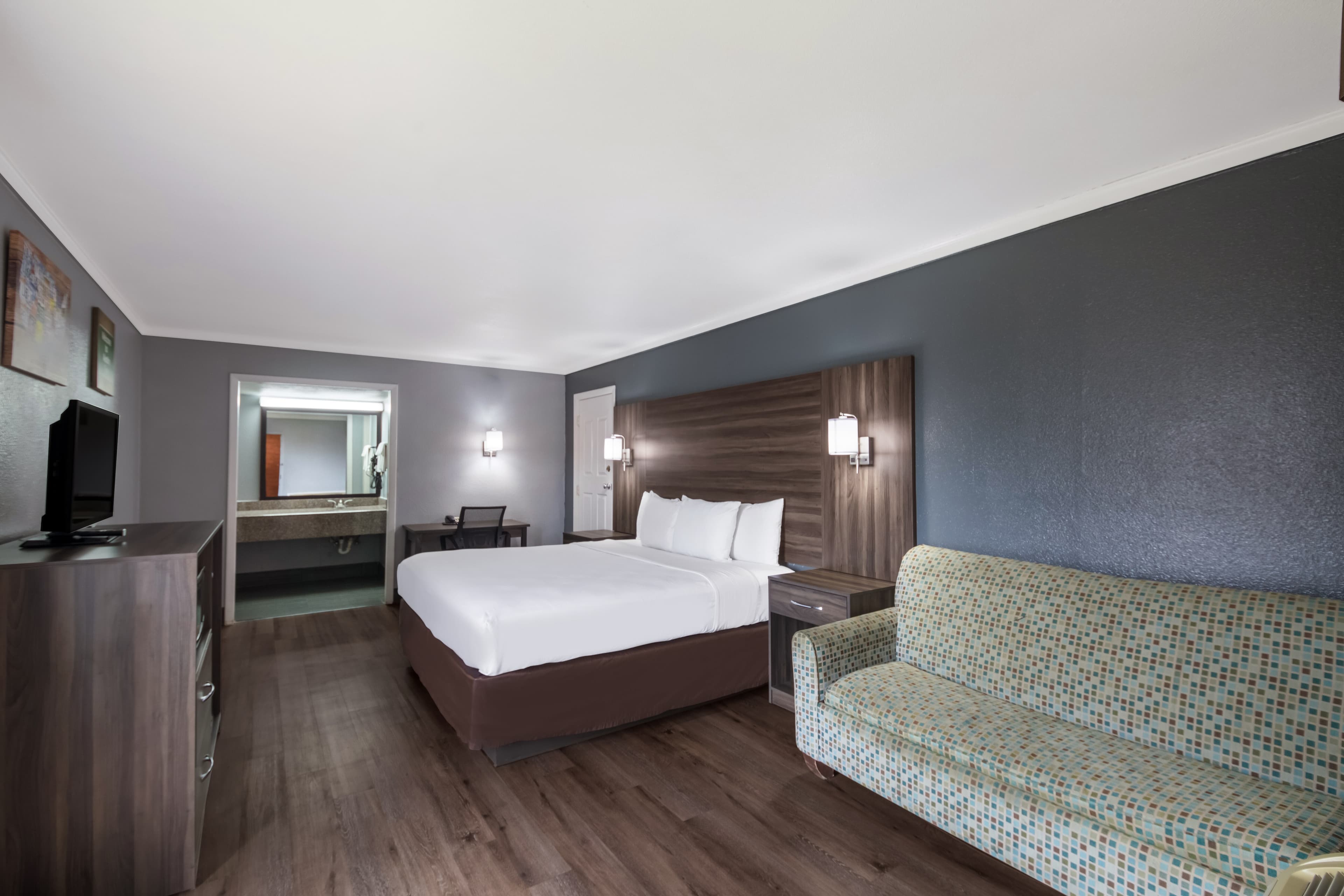 Econo Lodge Austin North near The Domain — 6