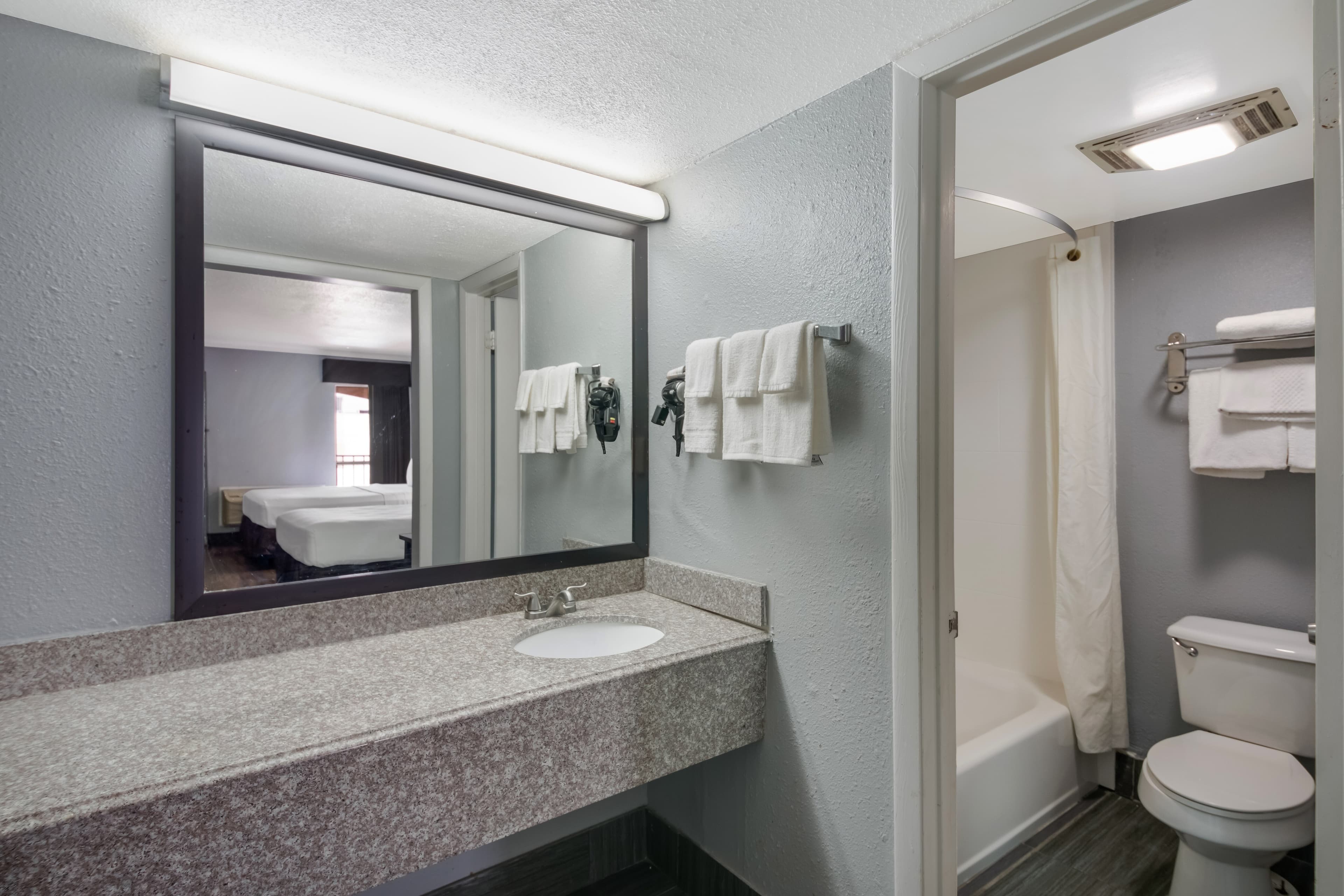 Econo Lodge Austin North near The Domain - Image 5