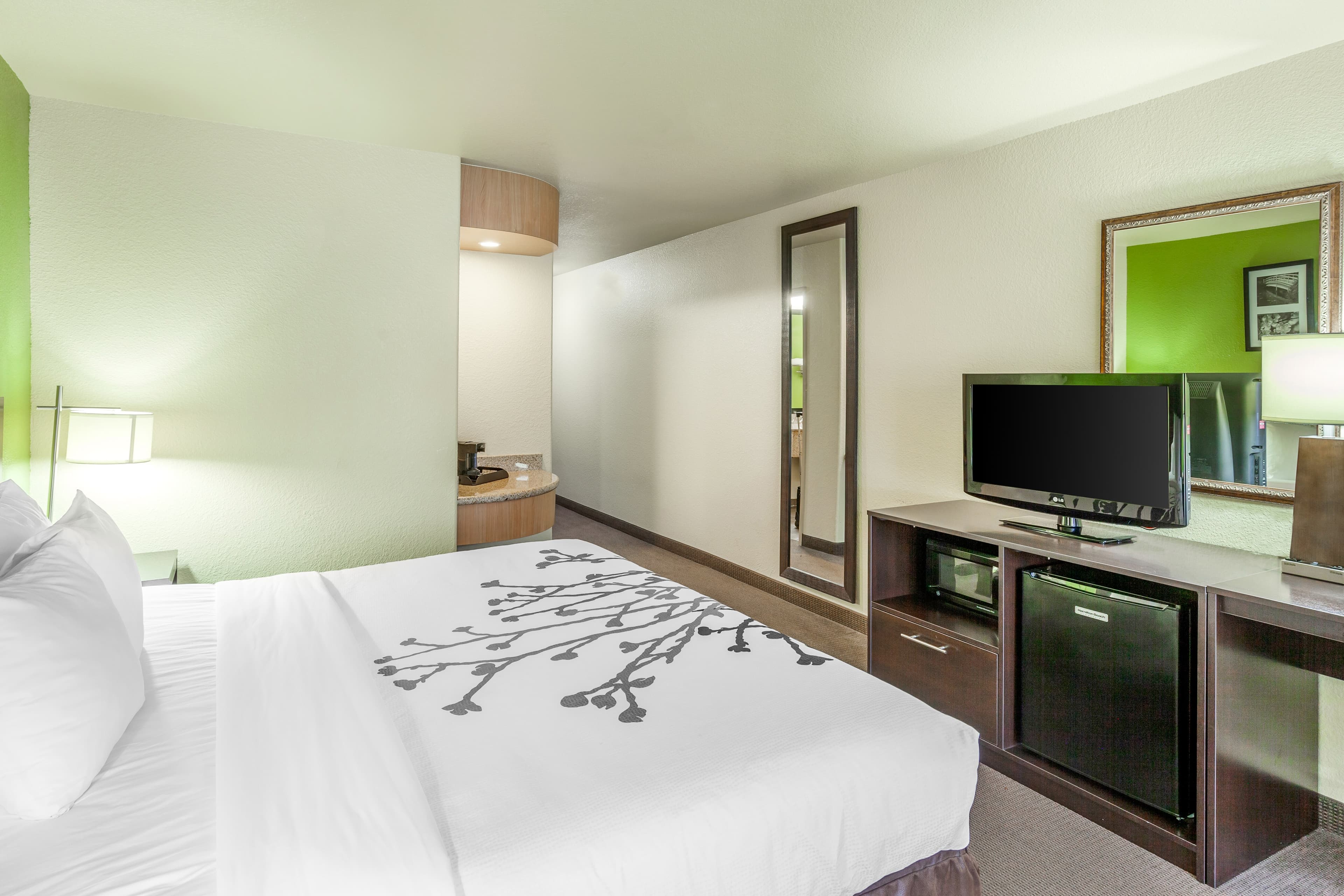 Sleep Inn & Suites Hewitt - South Waco - Image 4