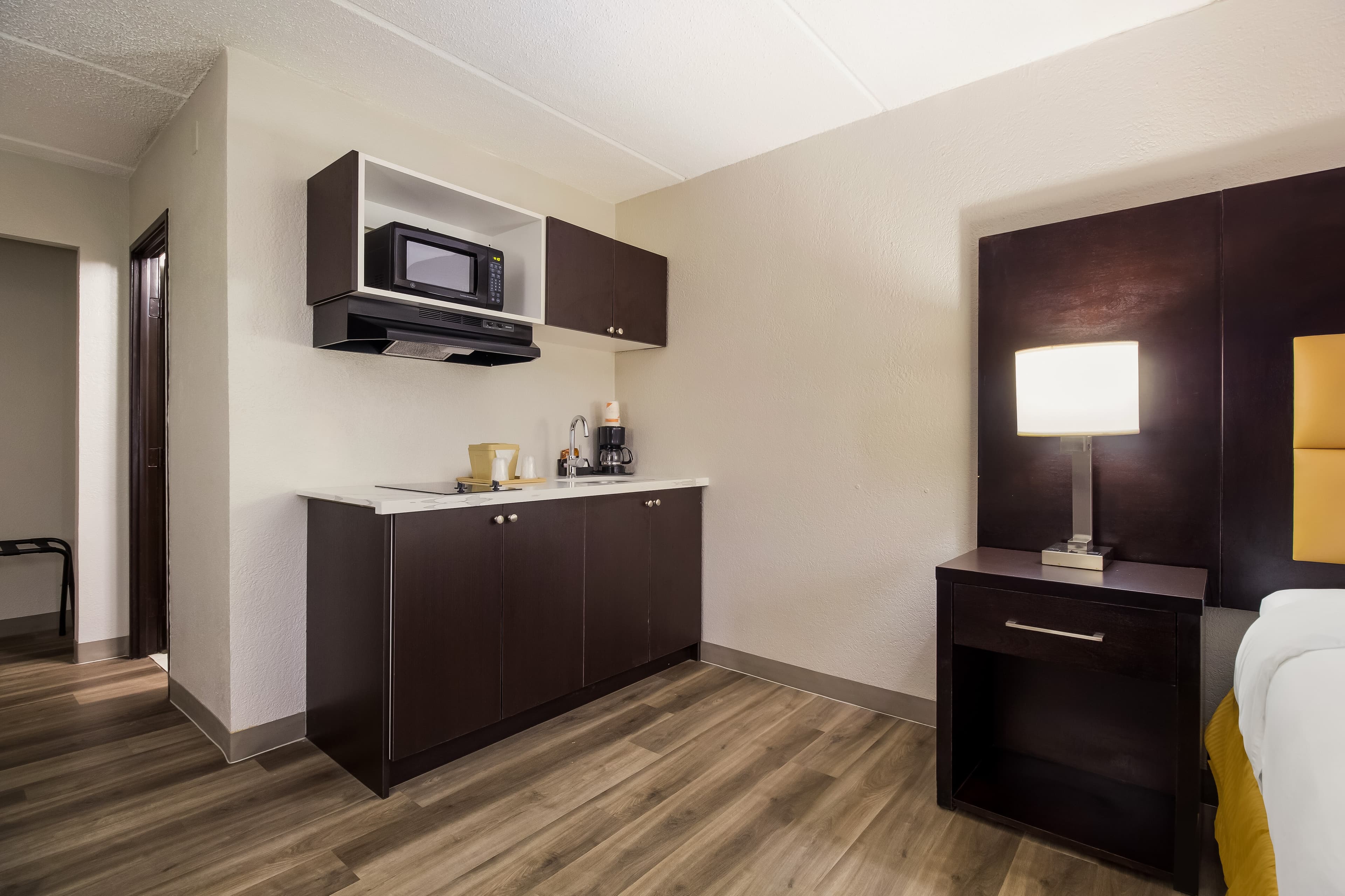 Clarion Pointe Lake Jackson - Clute - Image 4