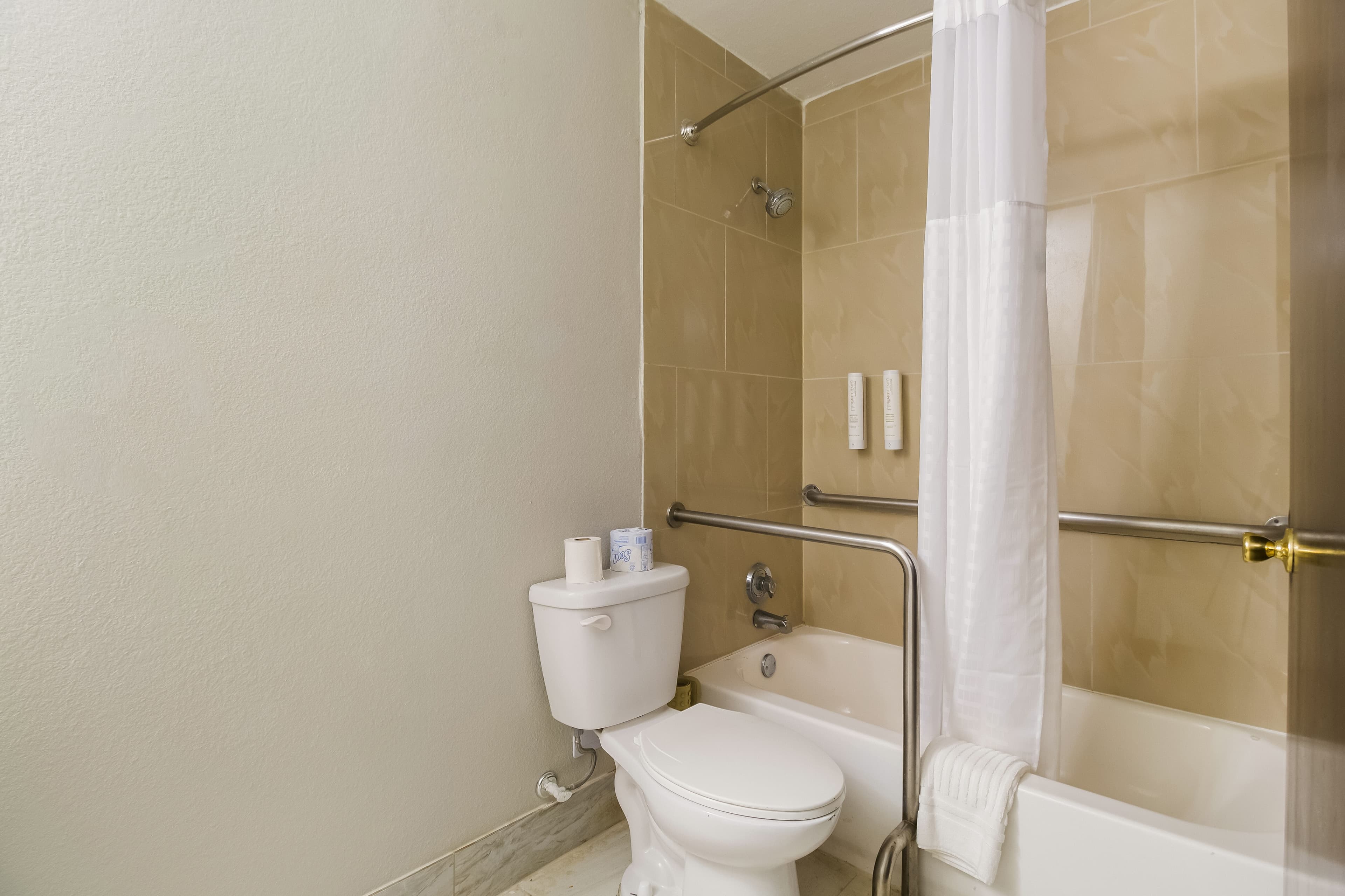 Clarion Pointe Lake Jackson - Clute - Image 5