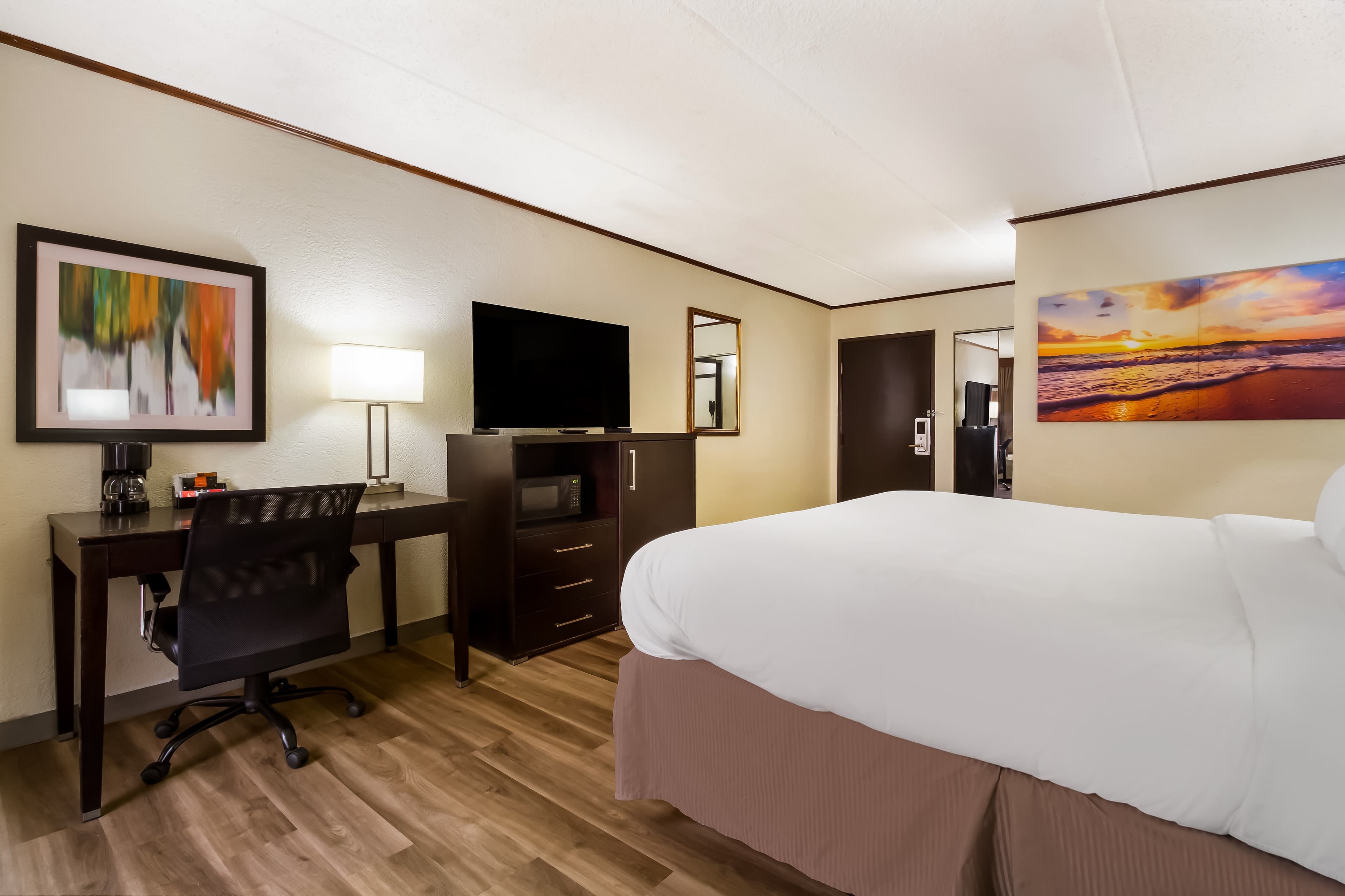 Clarion Pointe Lake Jackson - Clute — 10