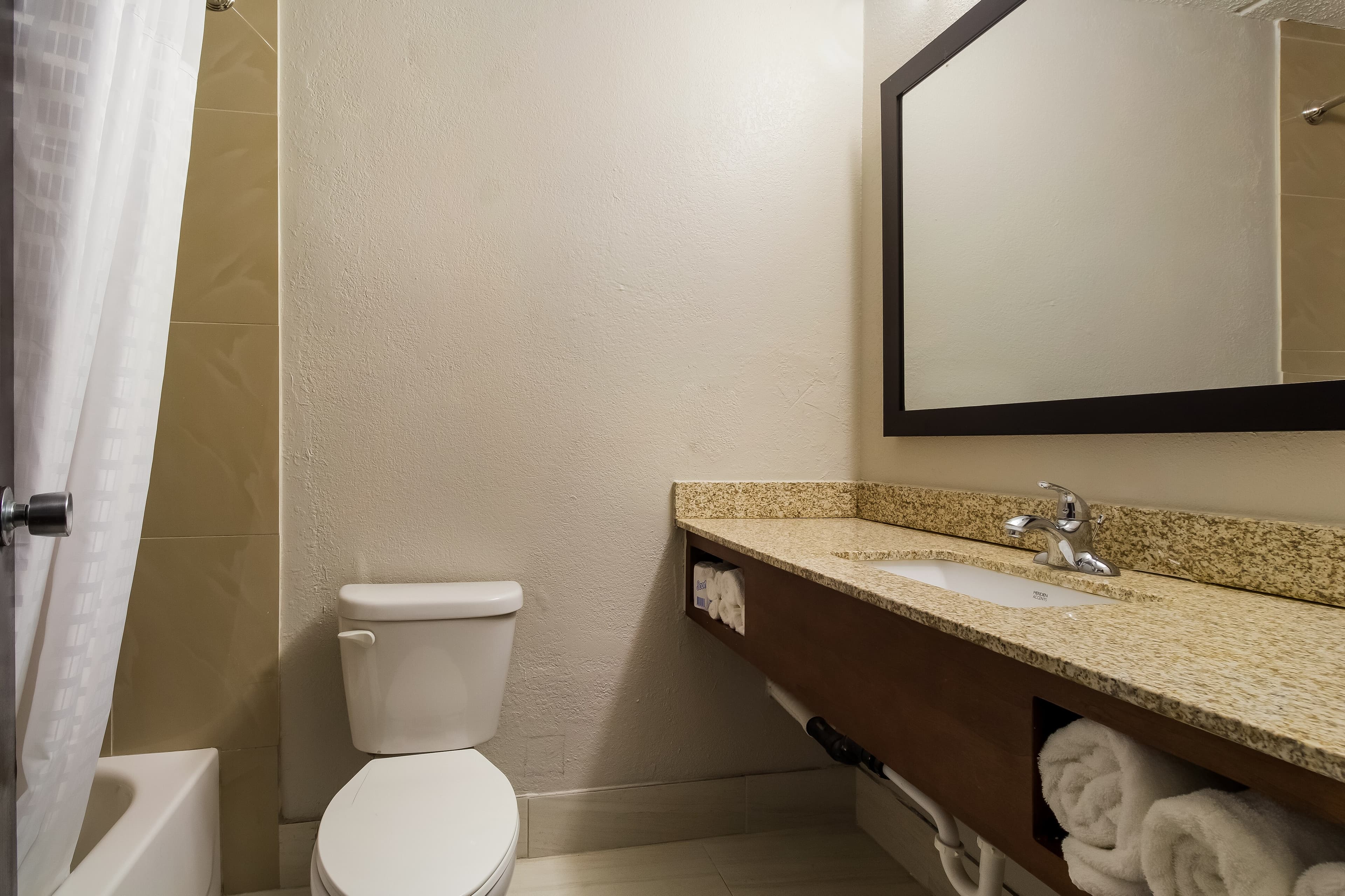 Clarion Pointe Lake Jackson - Clute — 21