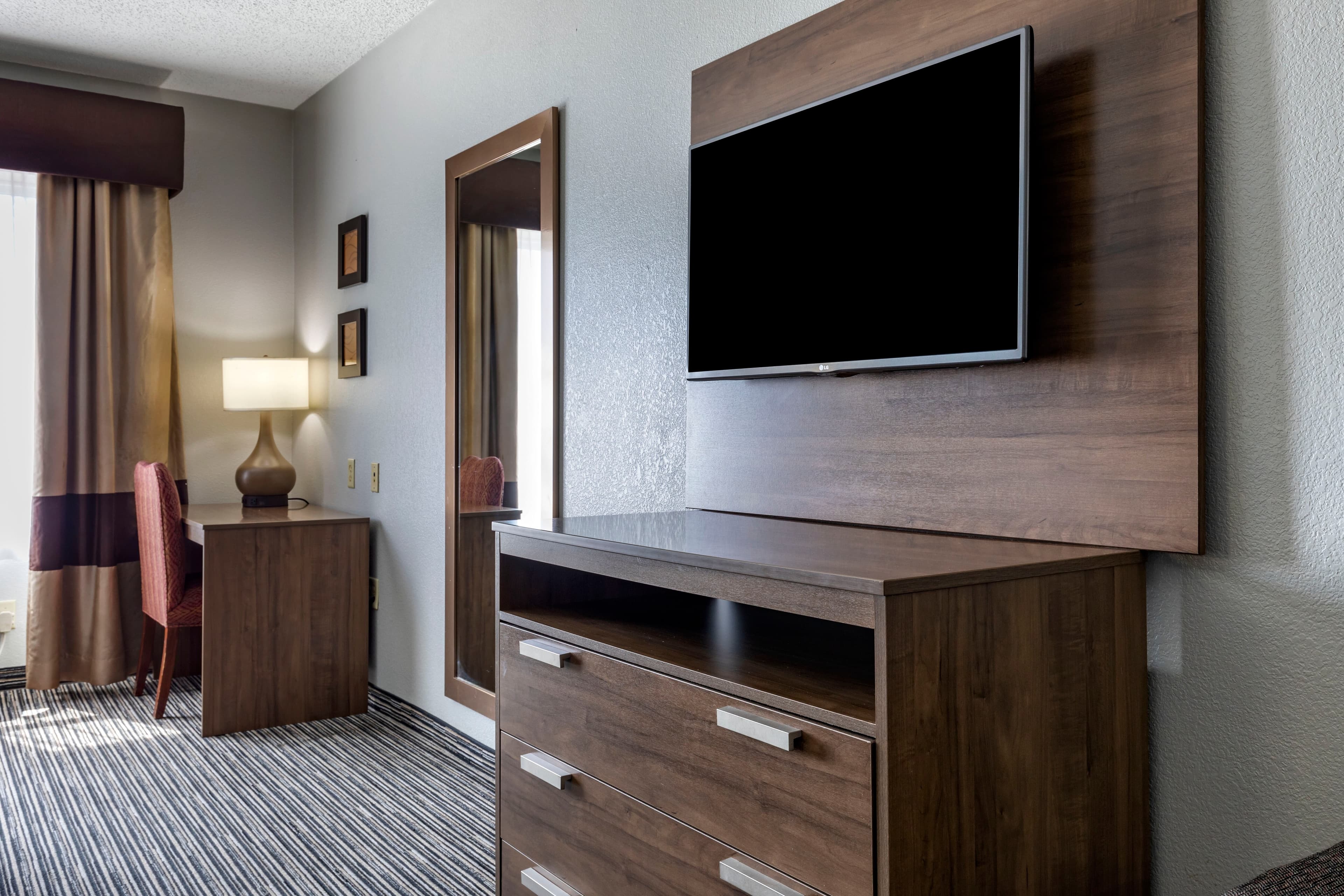 Quality Inn & Suites I-35 E/Walnut Hill - Image 5