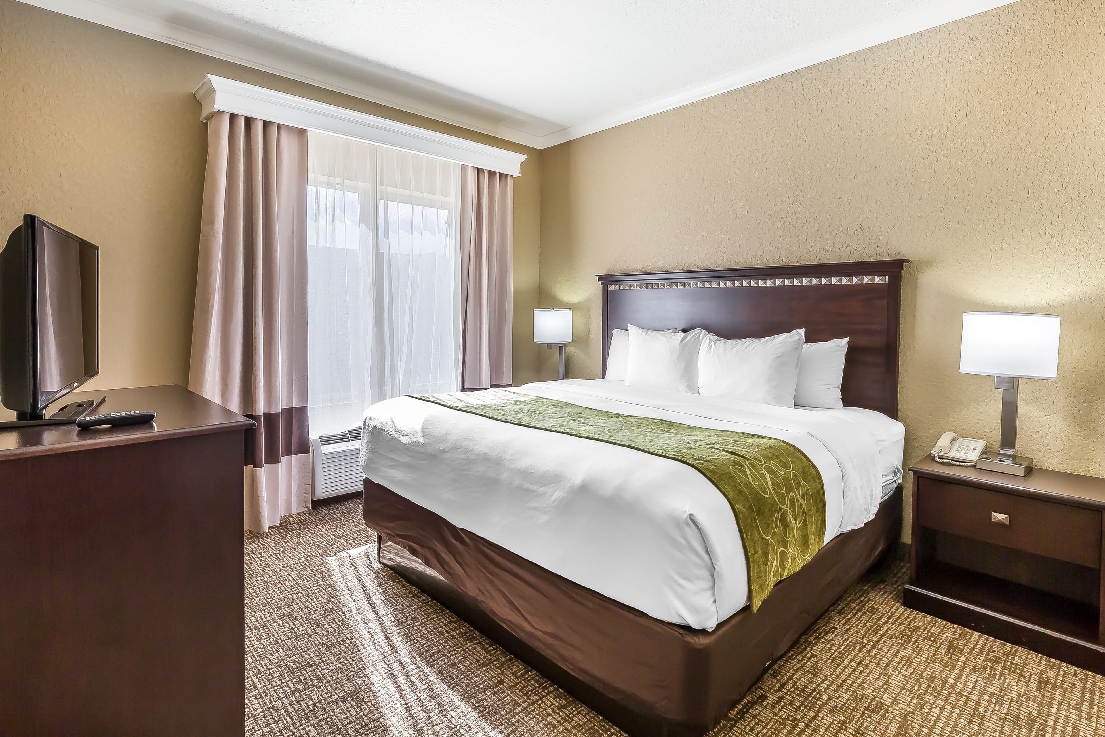 Comfort Suites Houston IAH Airport - Beltway 8 — 7