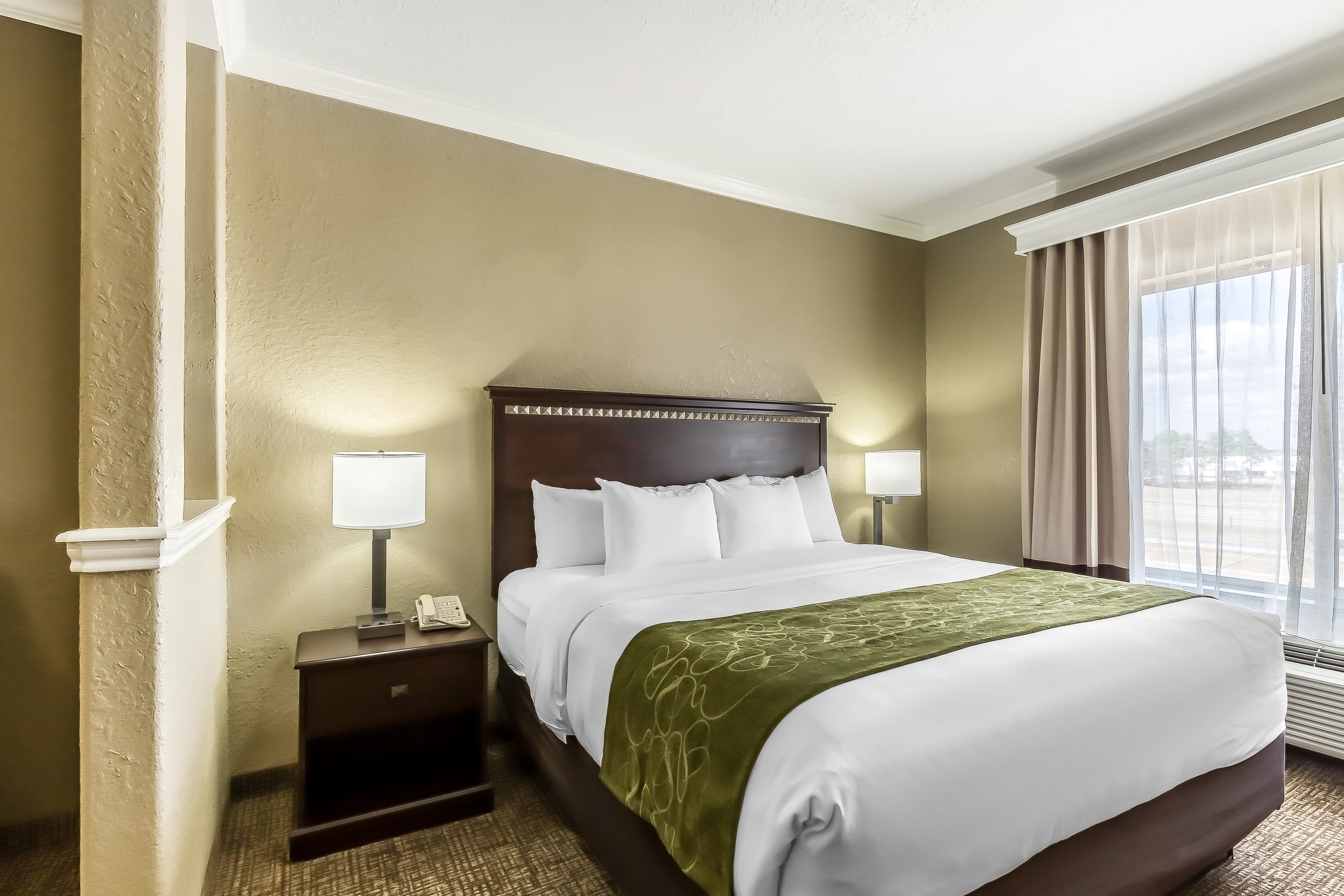 Comfort Suites Houston IAH Airport - Beltway 8 - Image 4
