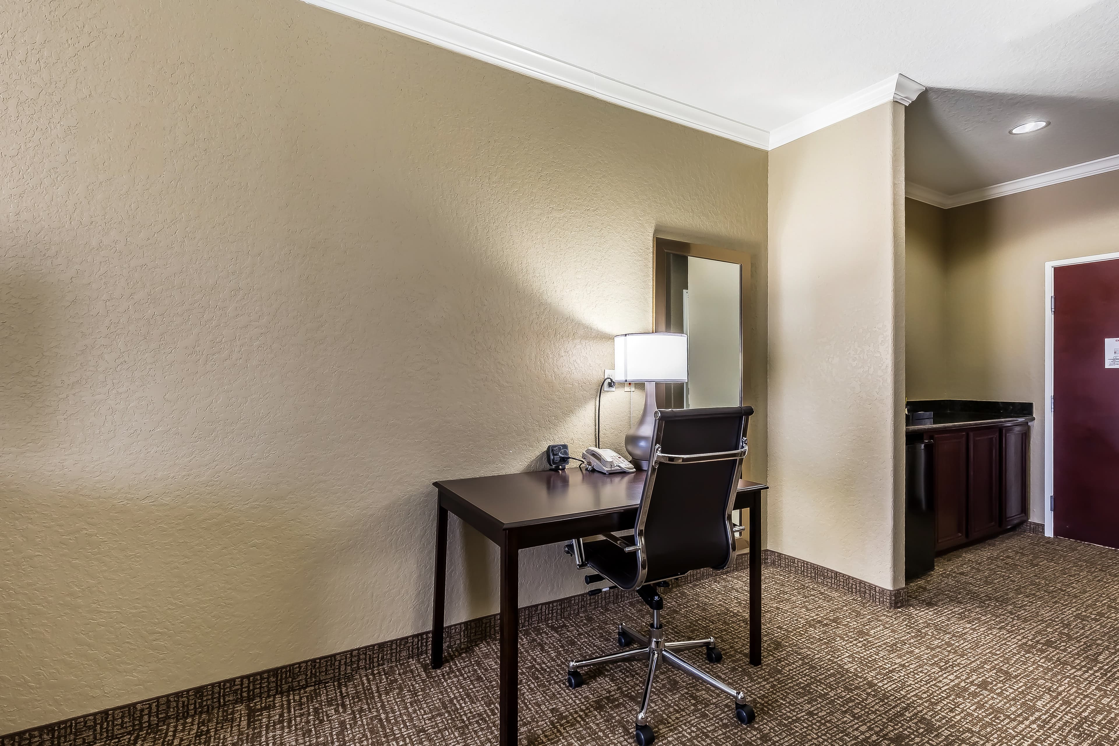 Comfort Suites Houston IAH Airport - Beltway 8 - Image 5