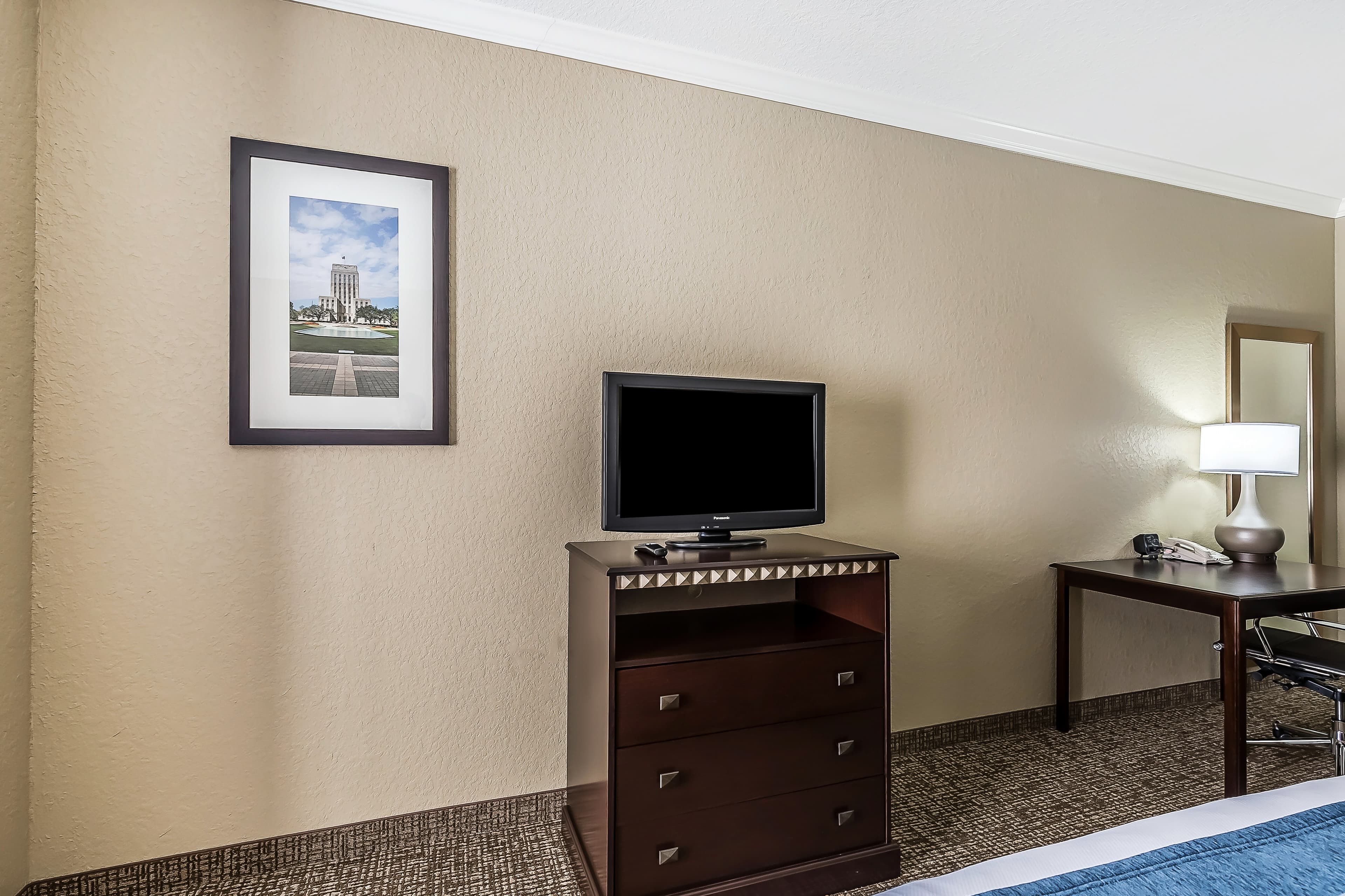 Comfort Suites Houston IAH Airport - Beltway 8 — 13