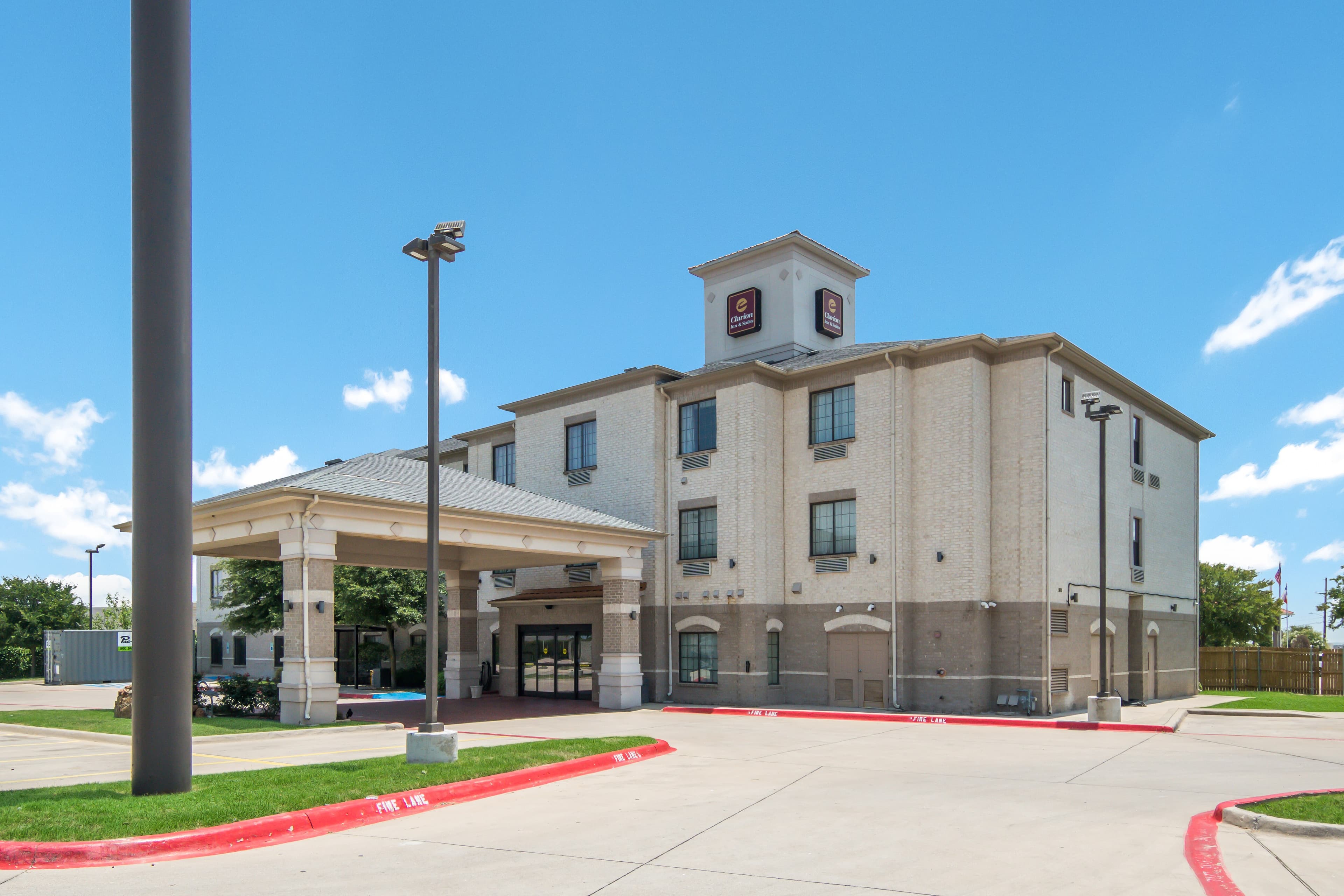 Clarion Inn & Suites Weatherford South - Image 1