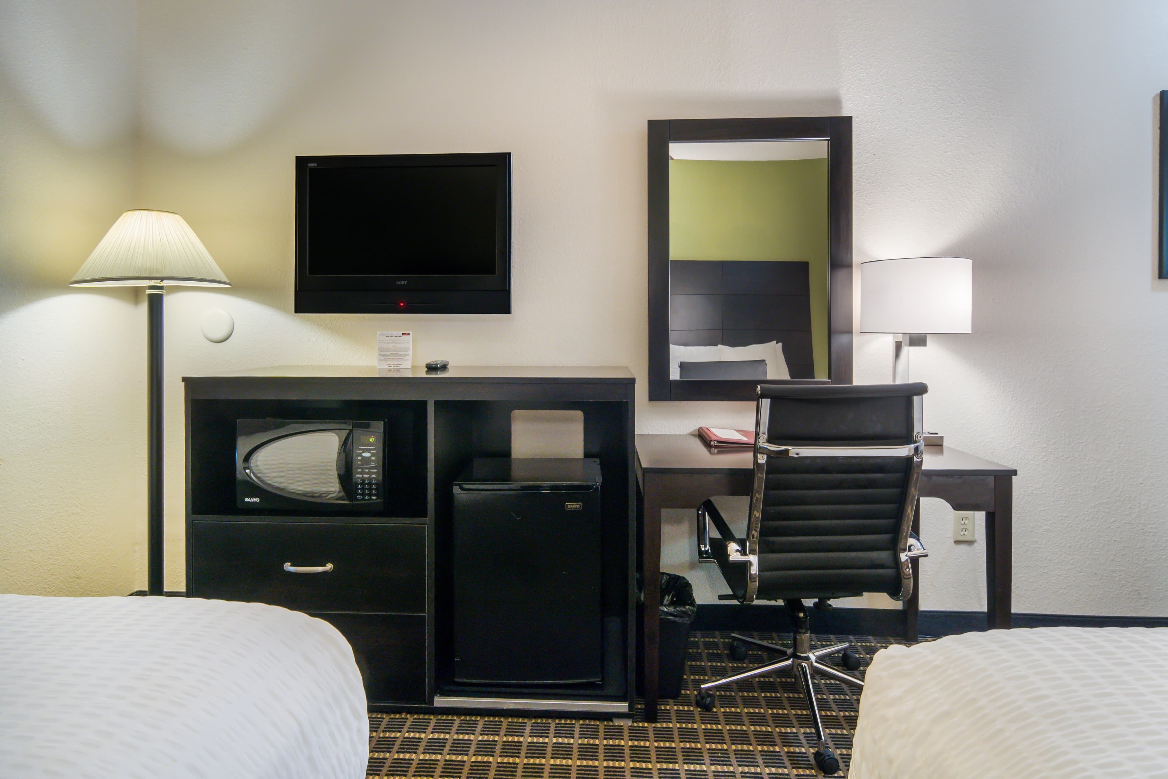 Clarion Inn & Suites Weatherford South - Image 4