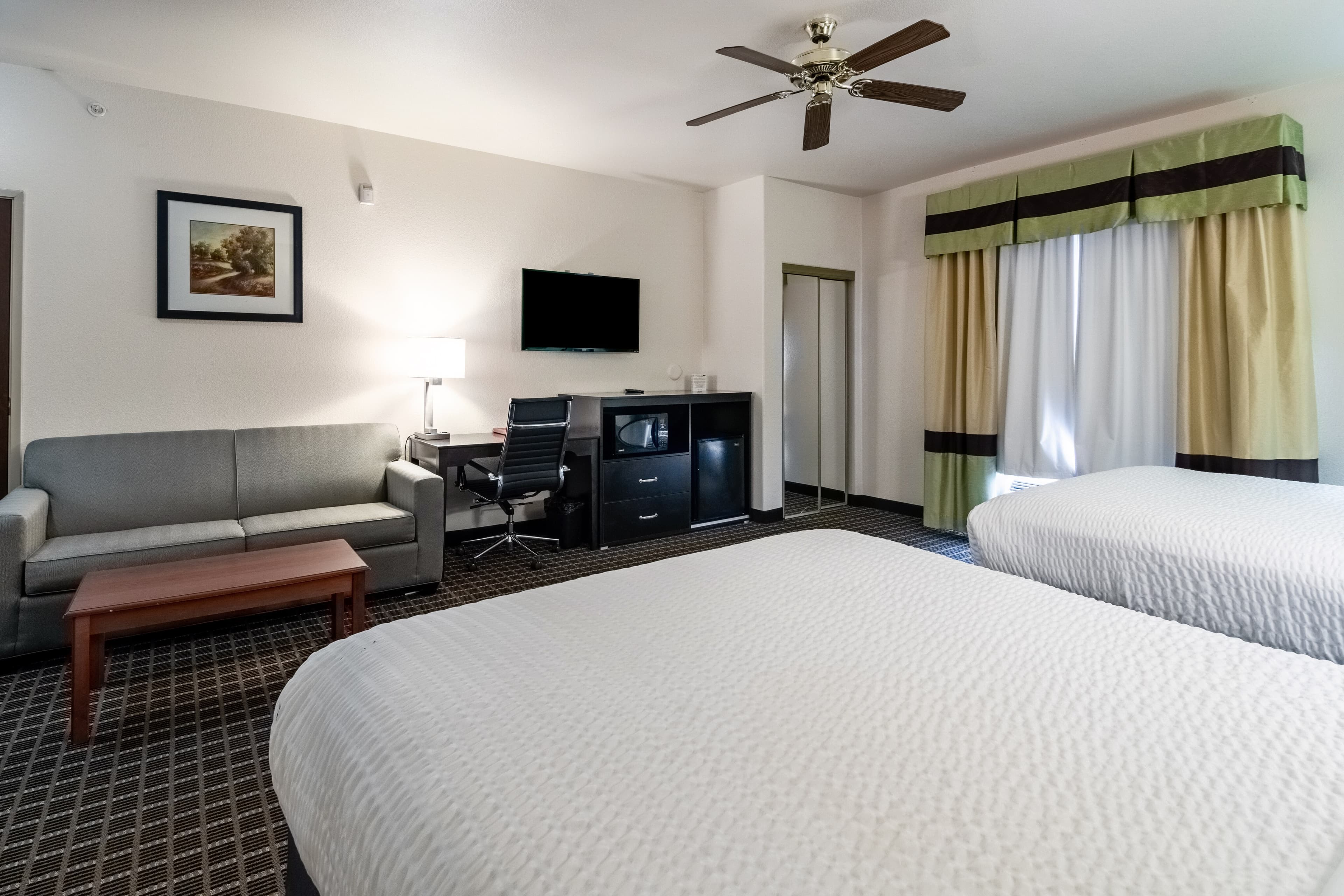 Clarion Inn & Suites Weatherford South — 13