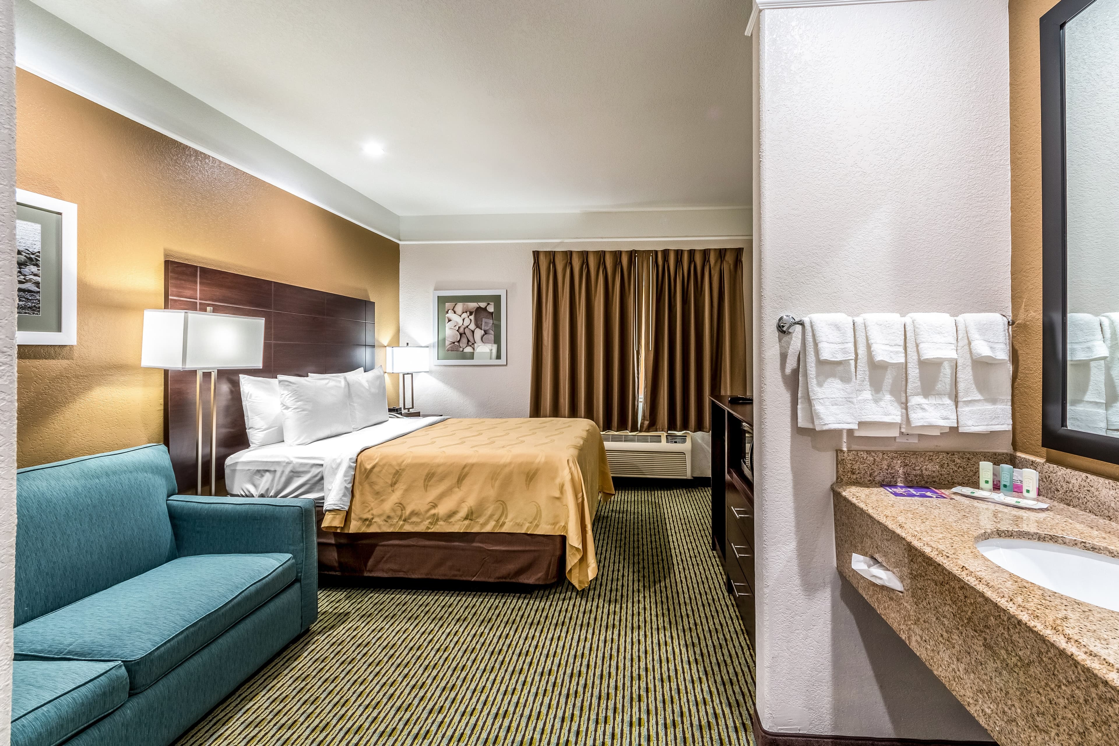 Quality Inn & Suites SeaWorld North - Image 3