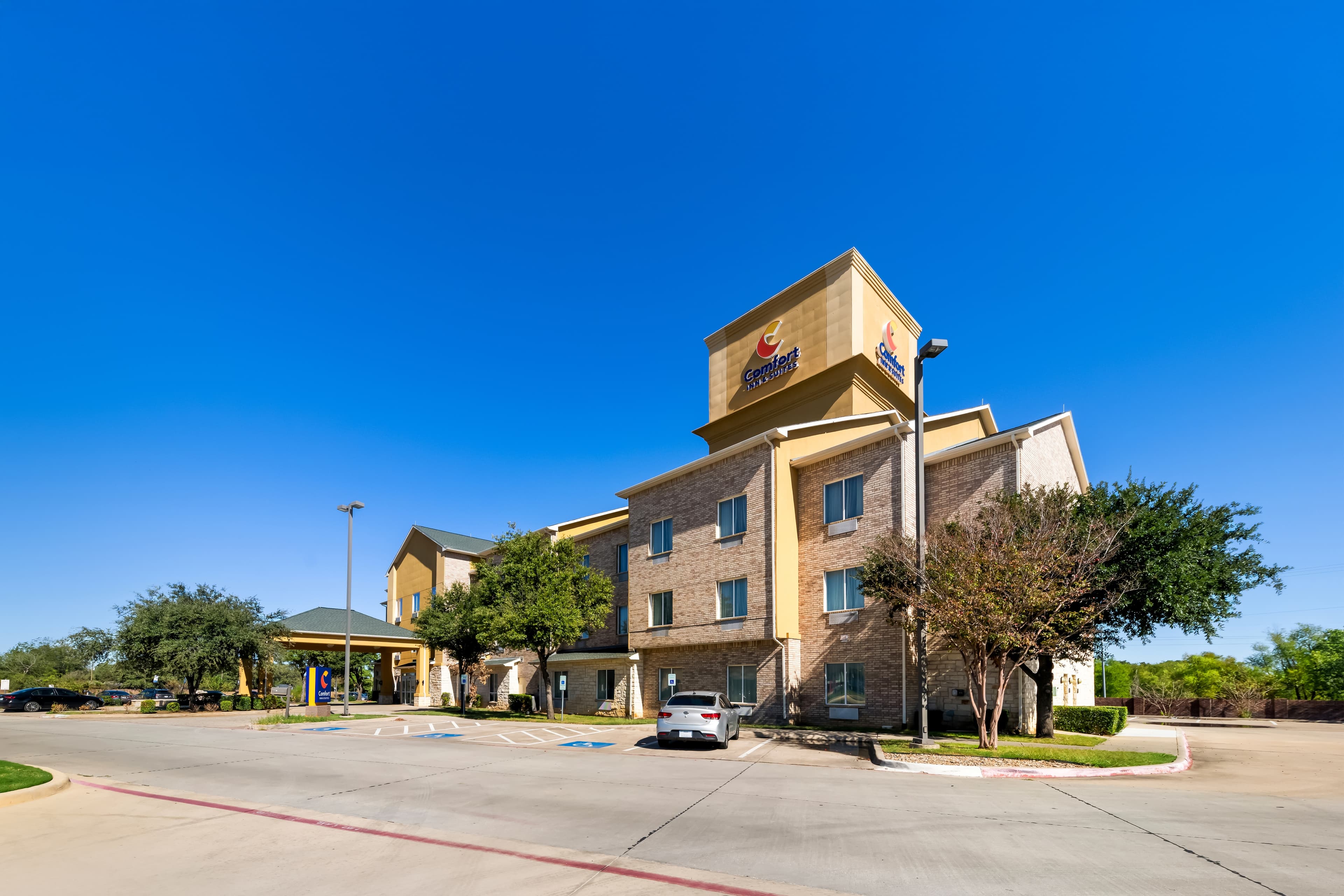 Comfort Inn & Suites Near Lake Lewisville - Image 1