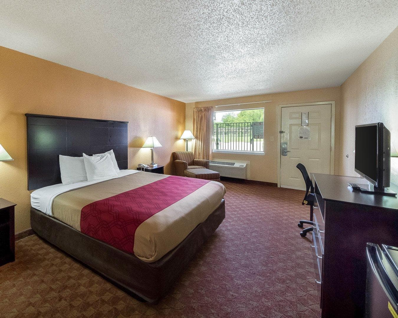 Econo Lodge Inn & Suites San Antonio near Frost Bank Center — 2
