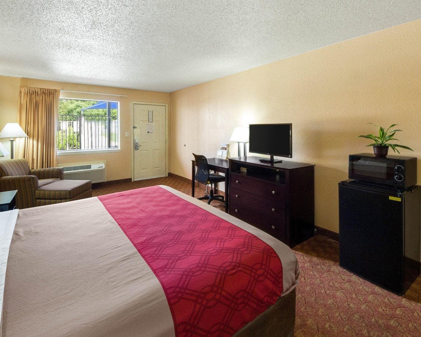 Econo Lodge Inn & Suites San Antonio near Frost Bank Center — 3