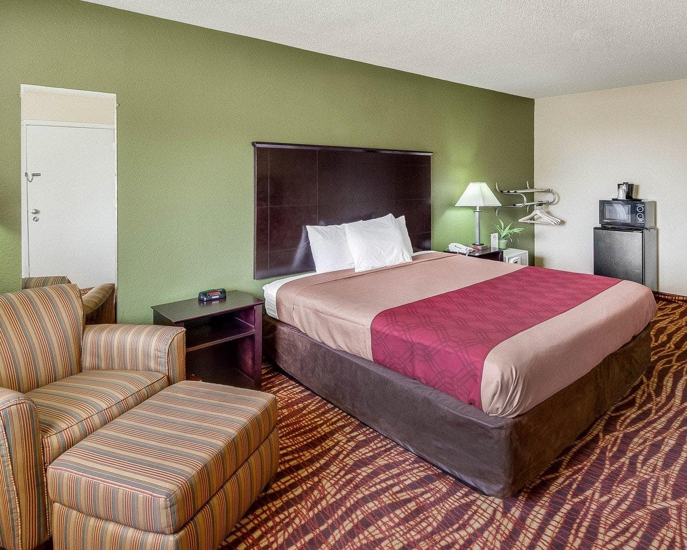 Econo Lodge Inn & Suites San Antonio near Frost Bank Center — 5