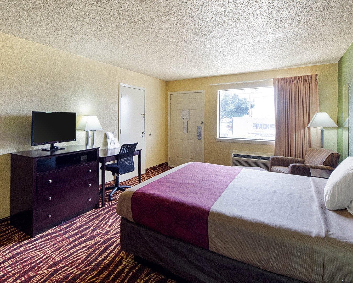 Econo Lodge Inn & Suites San Antonio near Frost Bank Center — 7