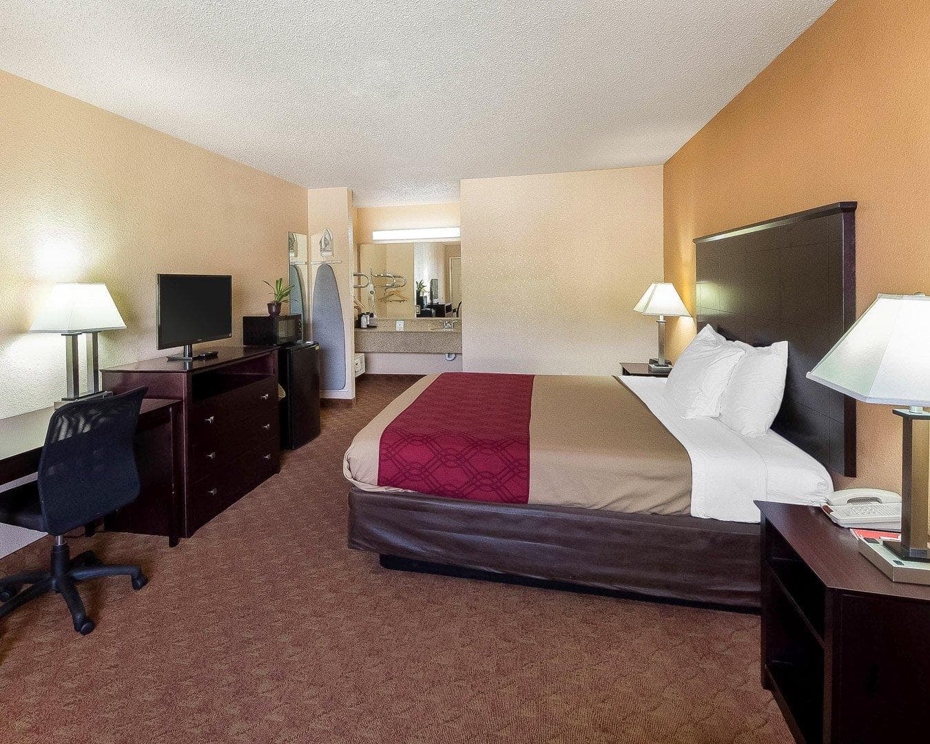 Econo Lodge Inn & Suites San Antonio near Frost Bank Center — 4