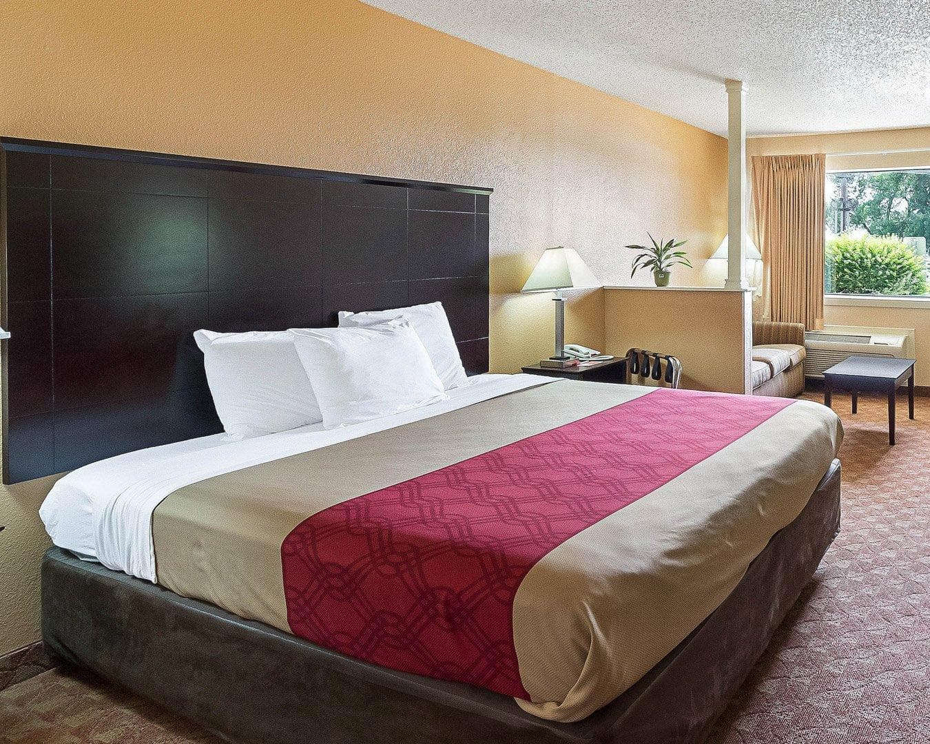 Econo Lodge Inn & Suites San Antonio near Frost Bank Center — 16