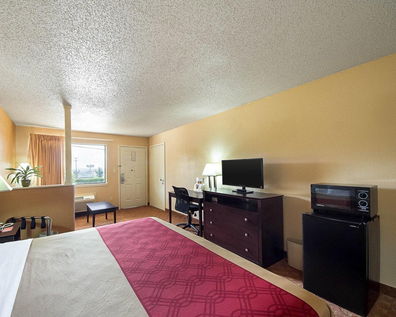 Econo Lodge Inn & Suites San Antonio near Frost Bank Center — 17