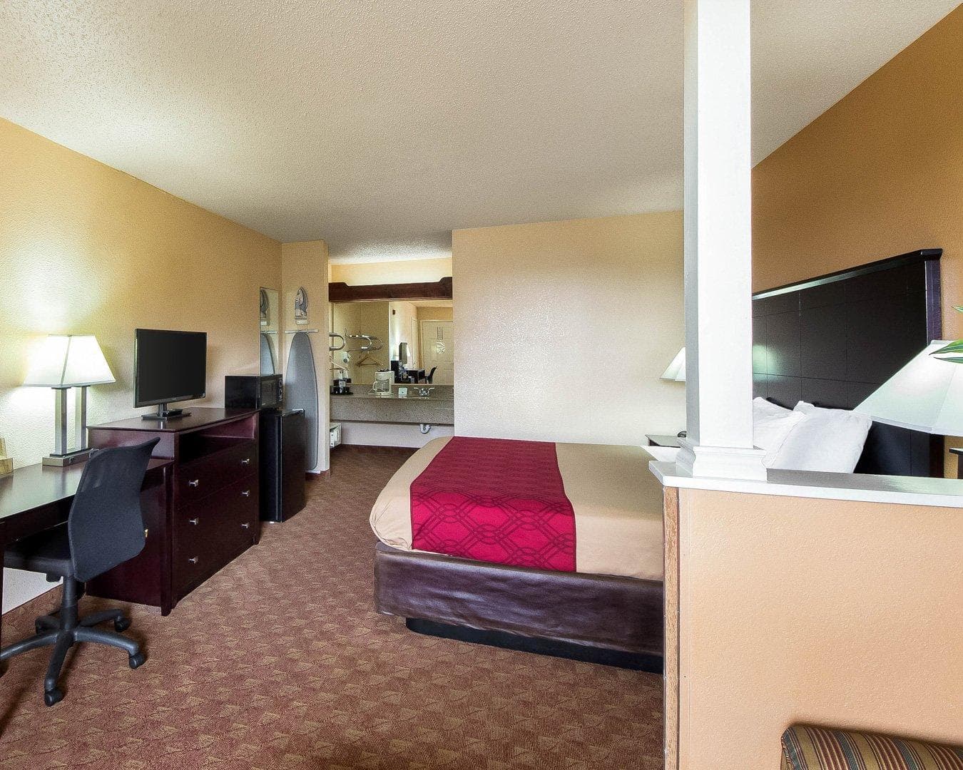 Econo Lodge Inn & Suites San Antonio near Frost Bank Center — 19
