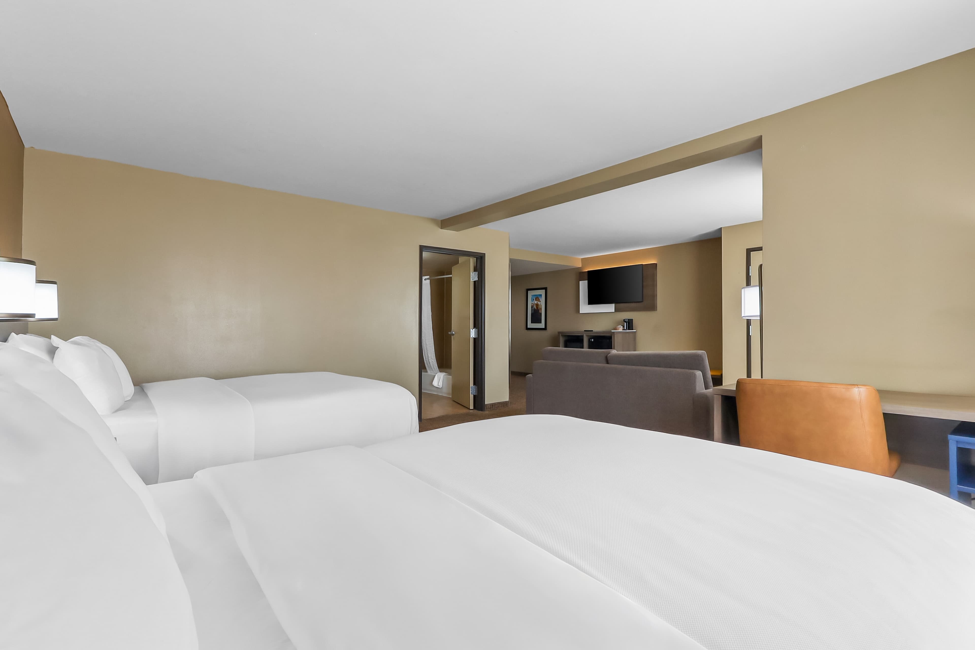 2 Queen Beds, Mobility Accessible, Sofa Bed - Image 5