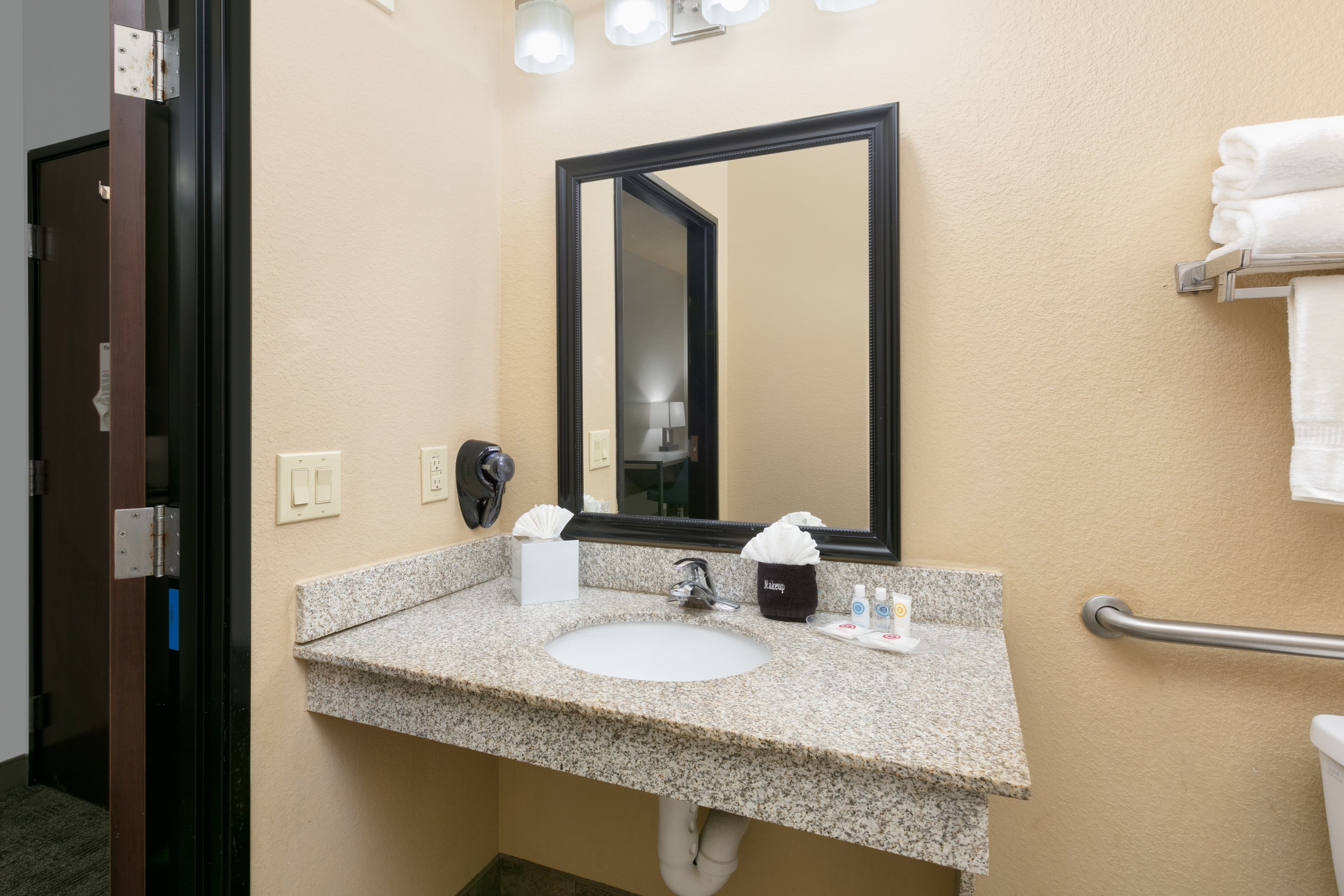 Comfort Suites Arlington - Entertainment District - Image 3