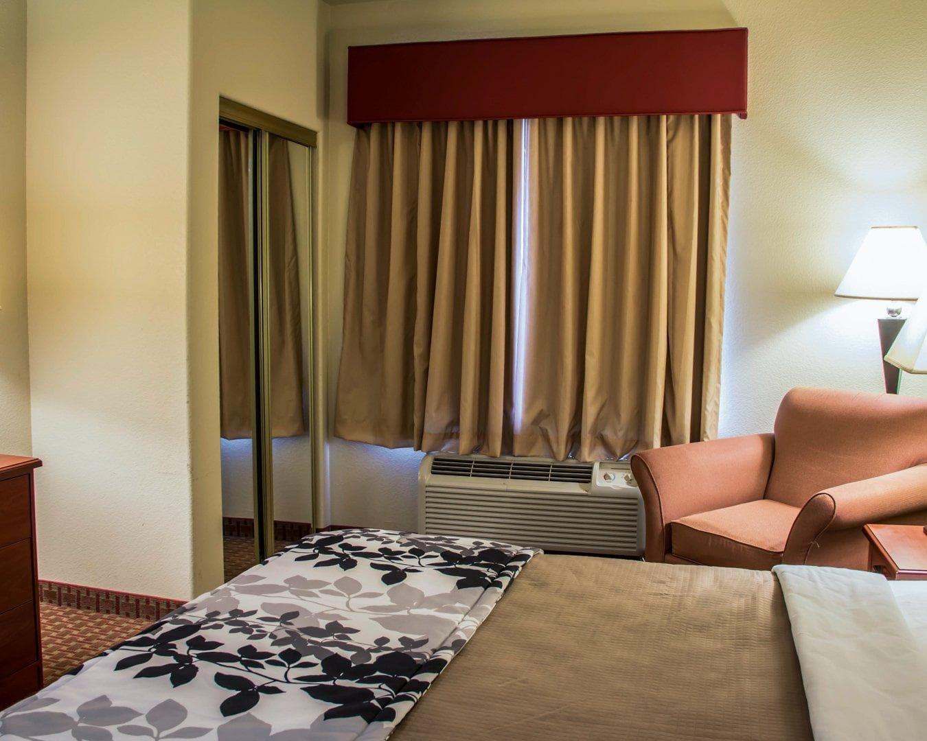 Sleep Inn & Suites at Six Flags - Image 3