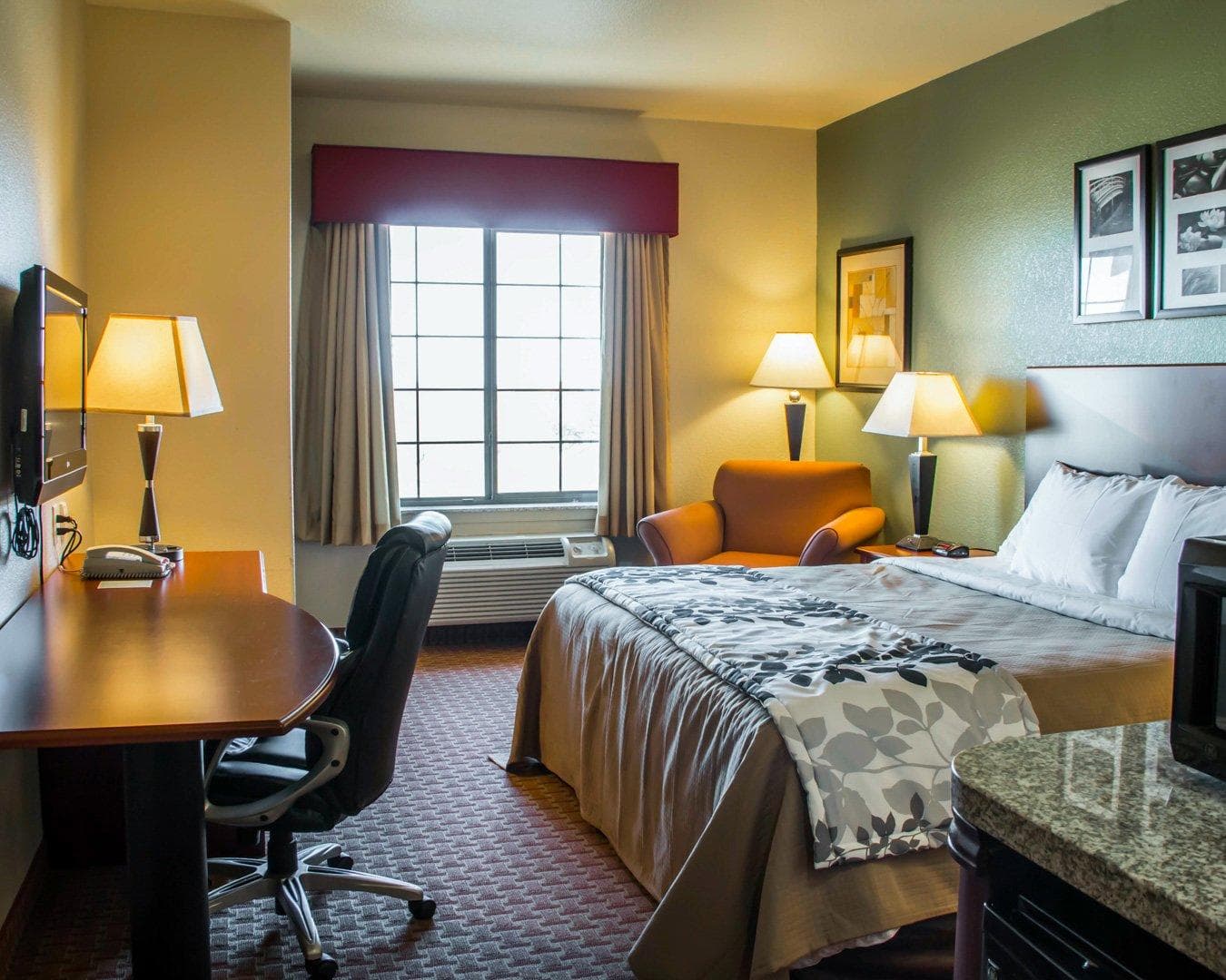 Sleep Inn & Suites at Six Flags - Image 4