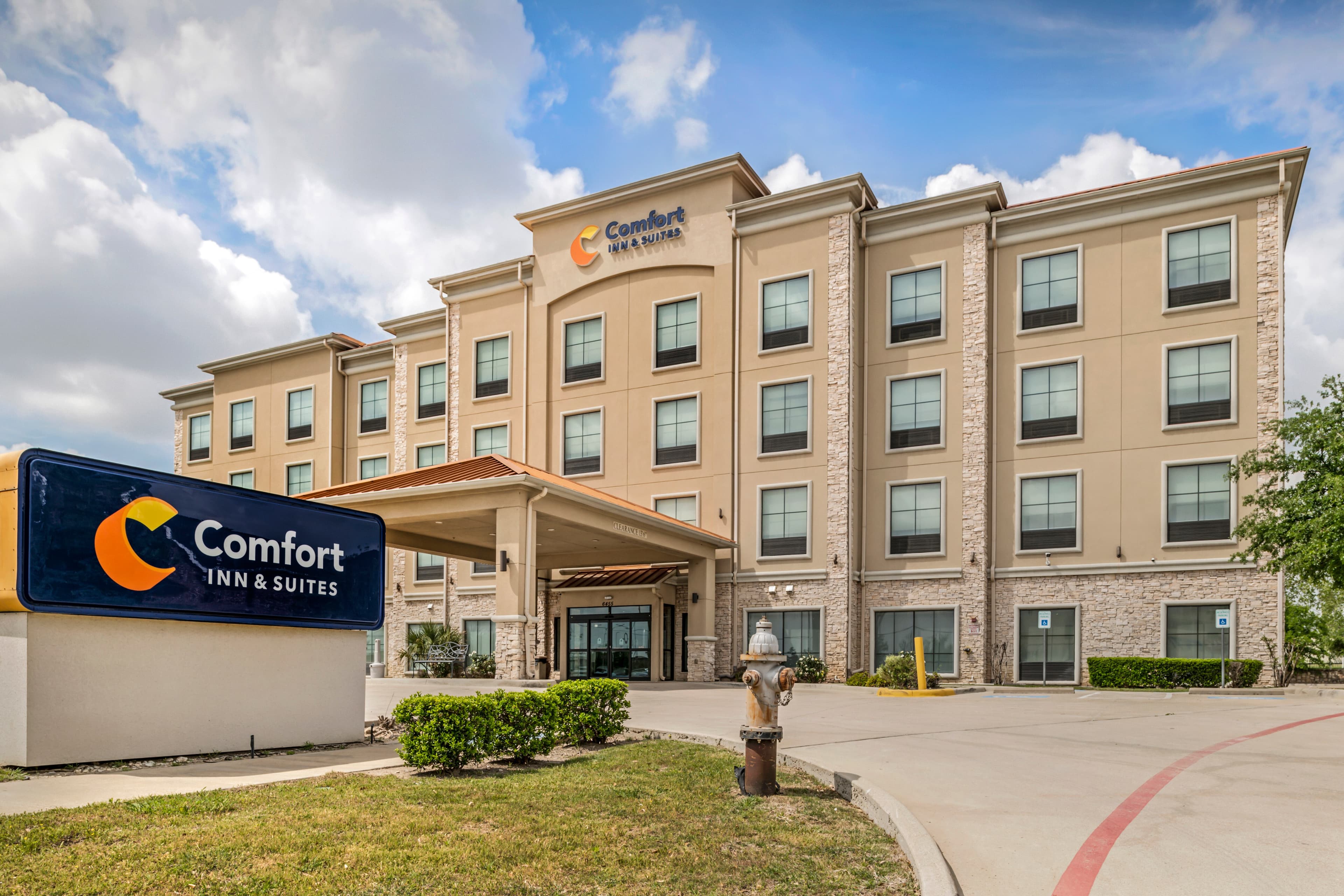 Comfort Inn & Suites Fort Worth - Fossil Creek - Image 1