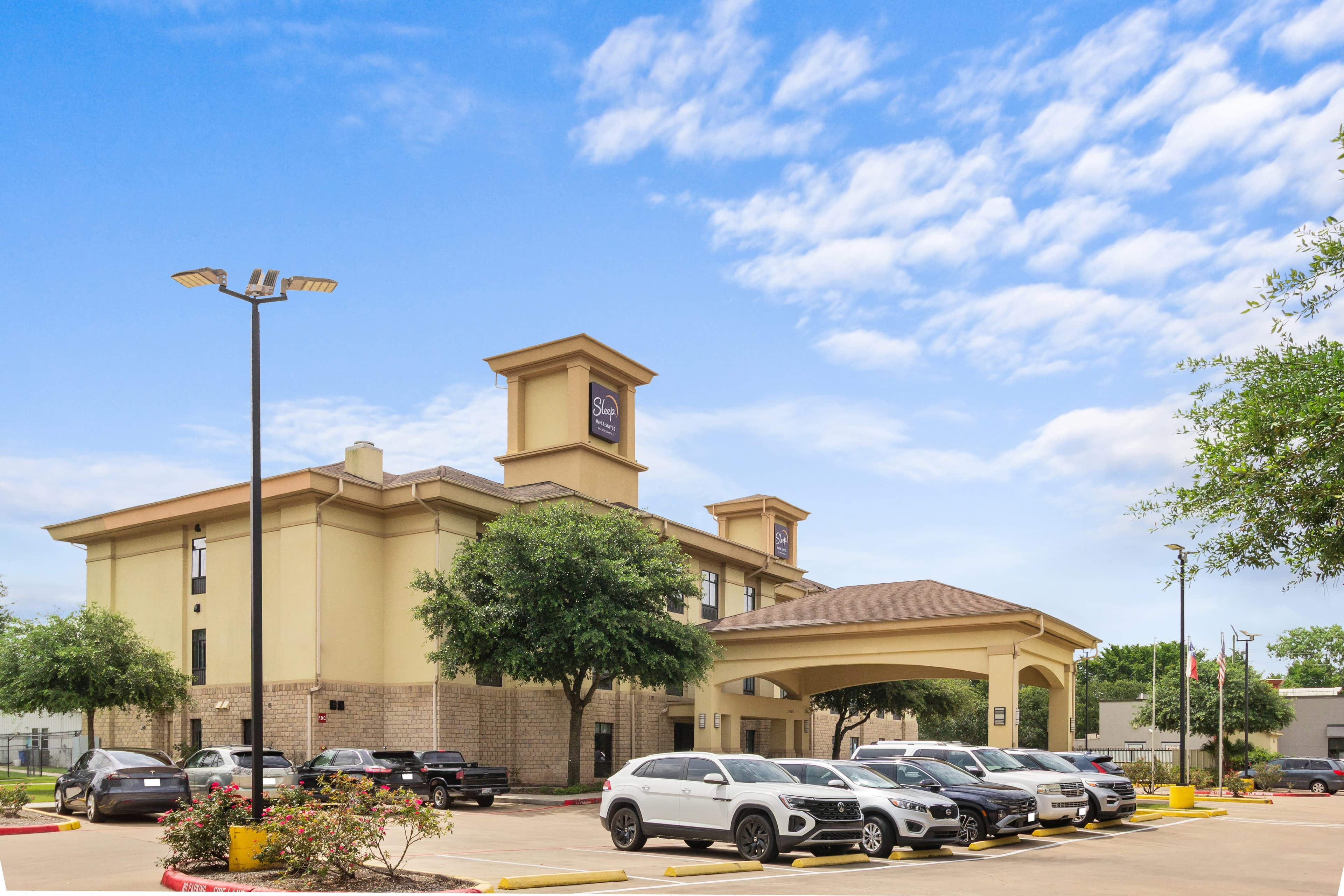 Sleep Inn & Suites Bush Intercontinental - IAH East - Image 1